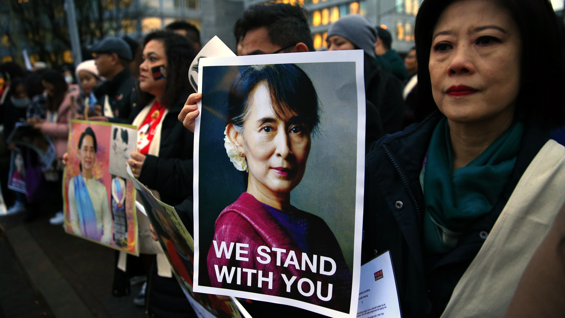 Demonstranten mit Suu-Kyi-Bild in Den Haag  | dpa