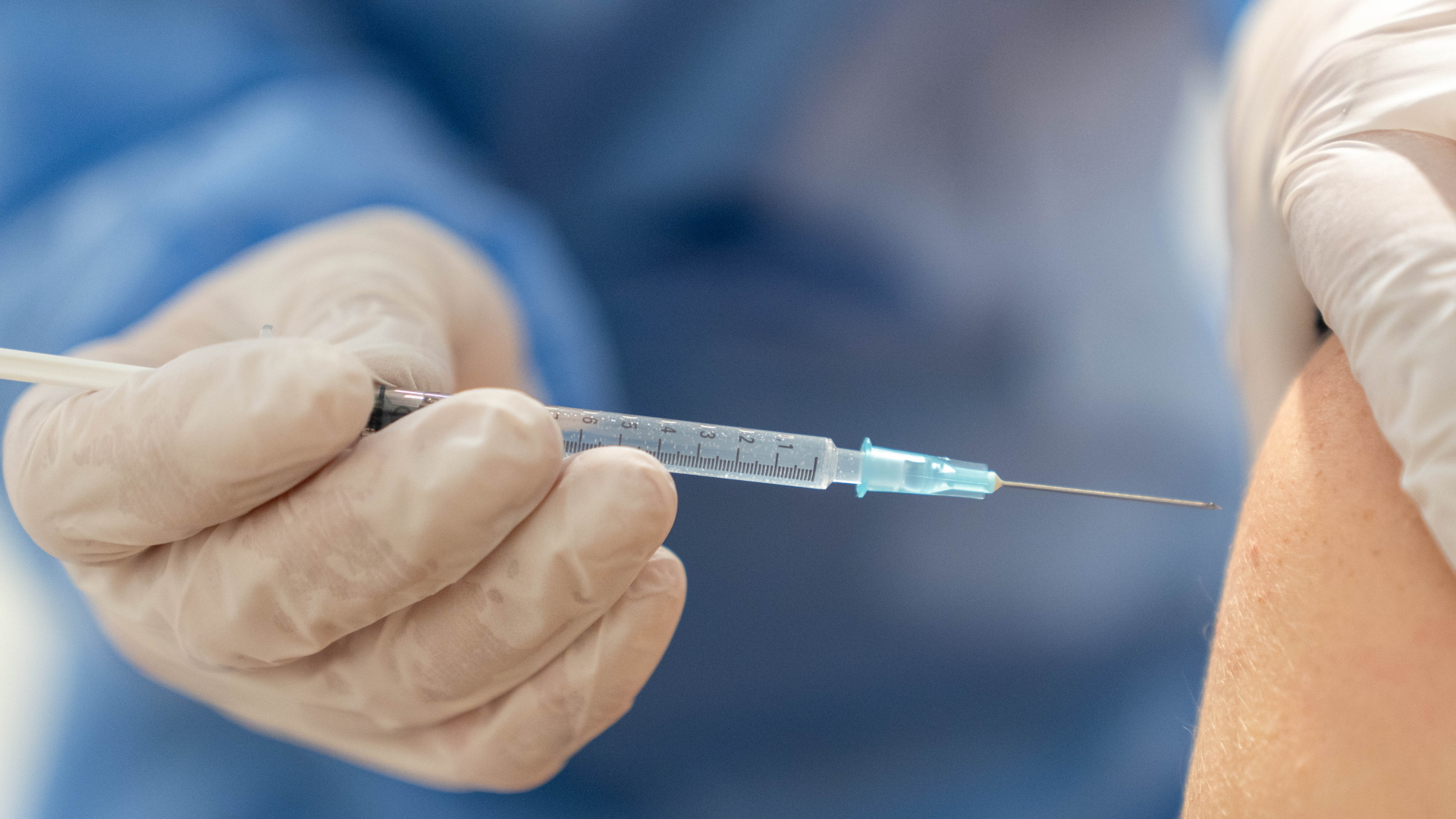 Eine medizinische Fachangestellte setzt bei einem Probedurchlauf die Kanüle zur Impfung an. | dpa