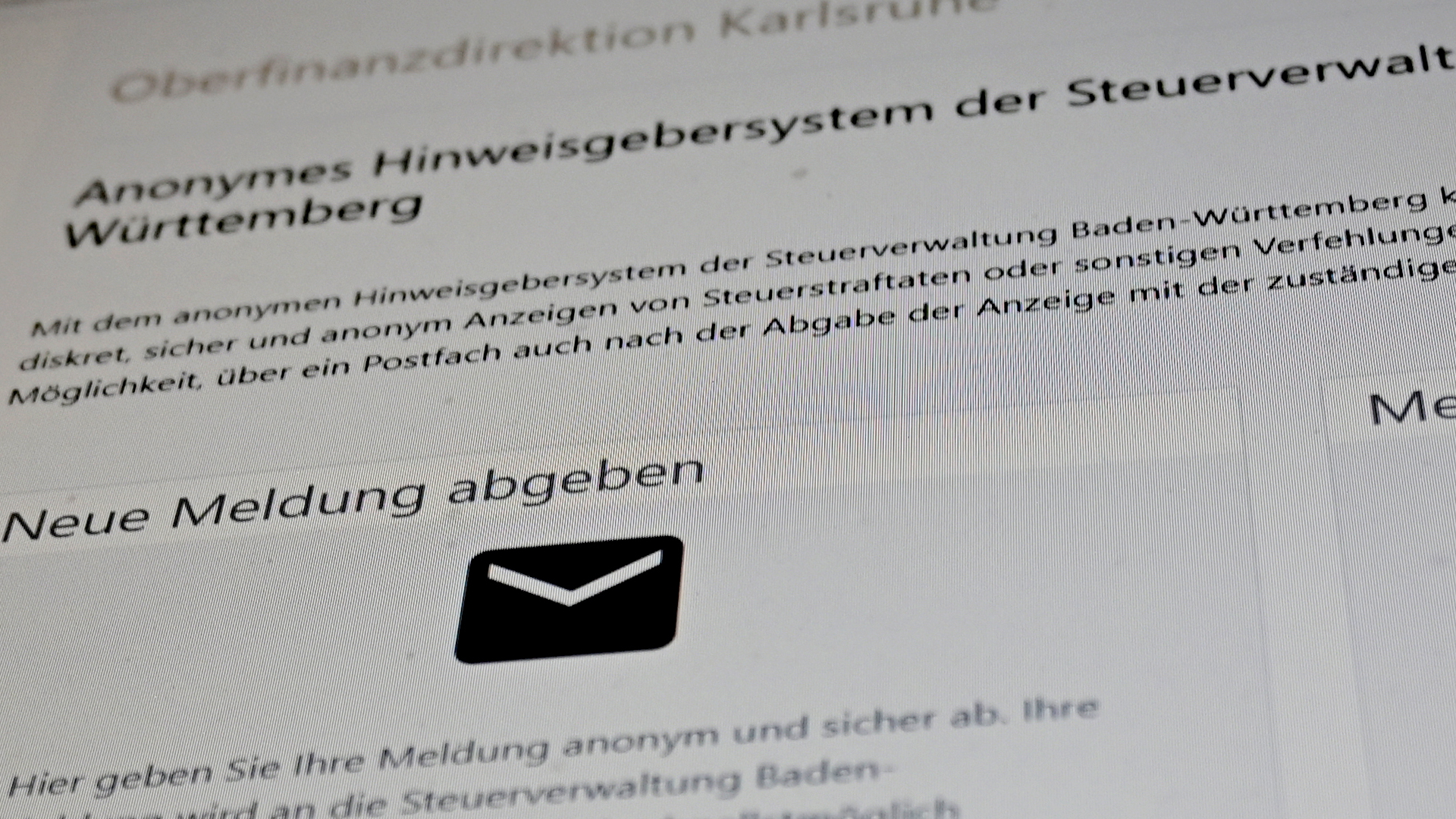 Ein Ausschnitt einer Meldeplattform für Steuerbetrug von der Oberfinanzdirektion Karlsruhe wird auf einem Computerbildschirm angezeigt.  | dpa