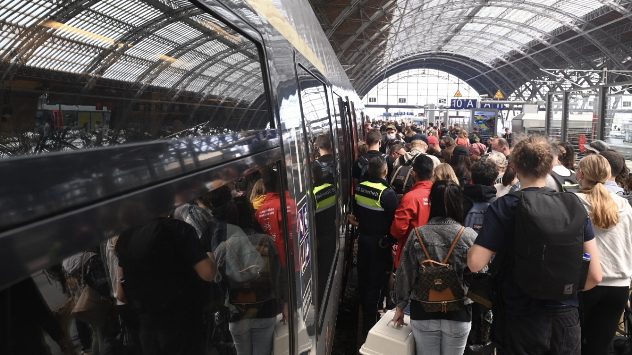 Passagiere stauen sich auf dem Hauptbahnhof in Leipzig an der Tür einer Regionalbahn nach Eisenach.