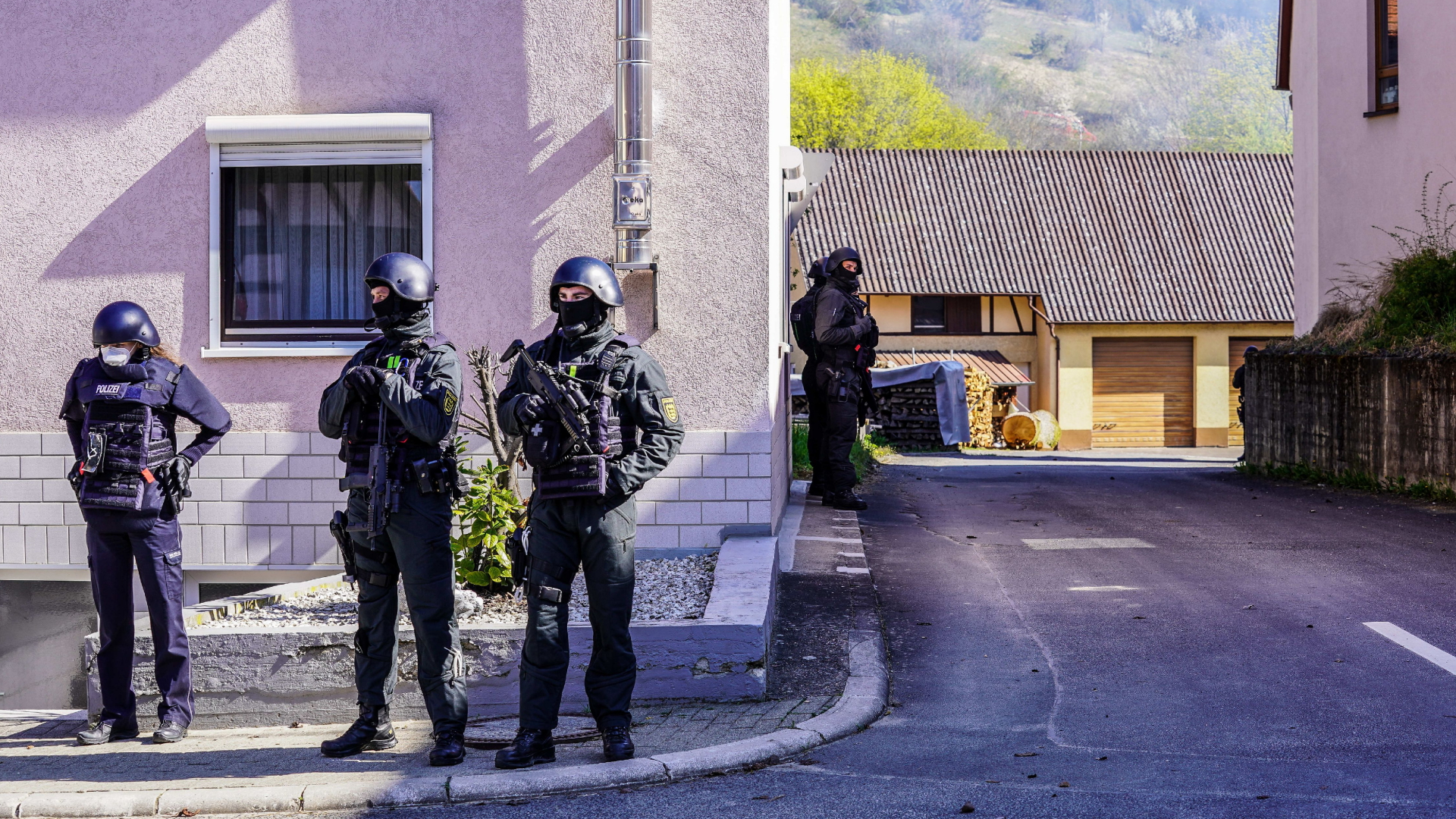 Bewaffnete Polizisten umstellen das Haus des mutmaßlichen Reichsbürgers in Boxberg (Main-Tauber-Kreis).  | dpa