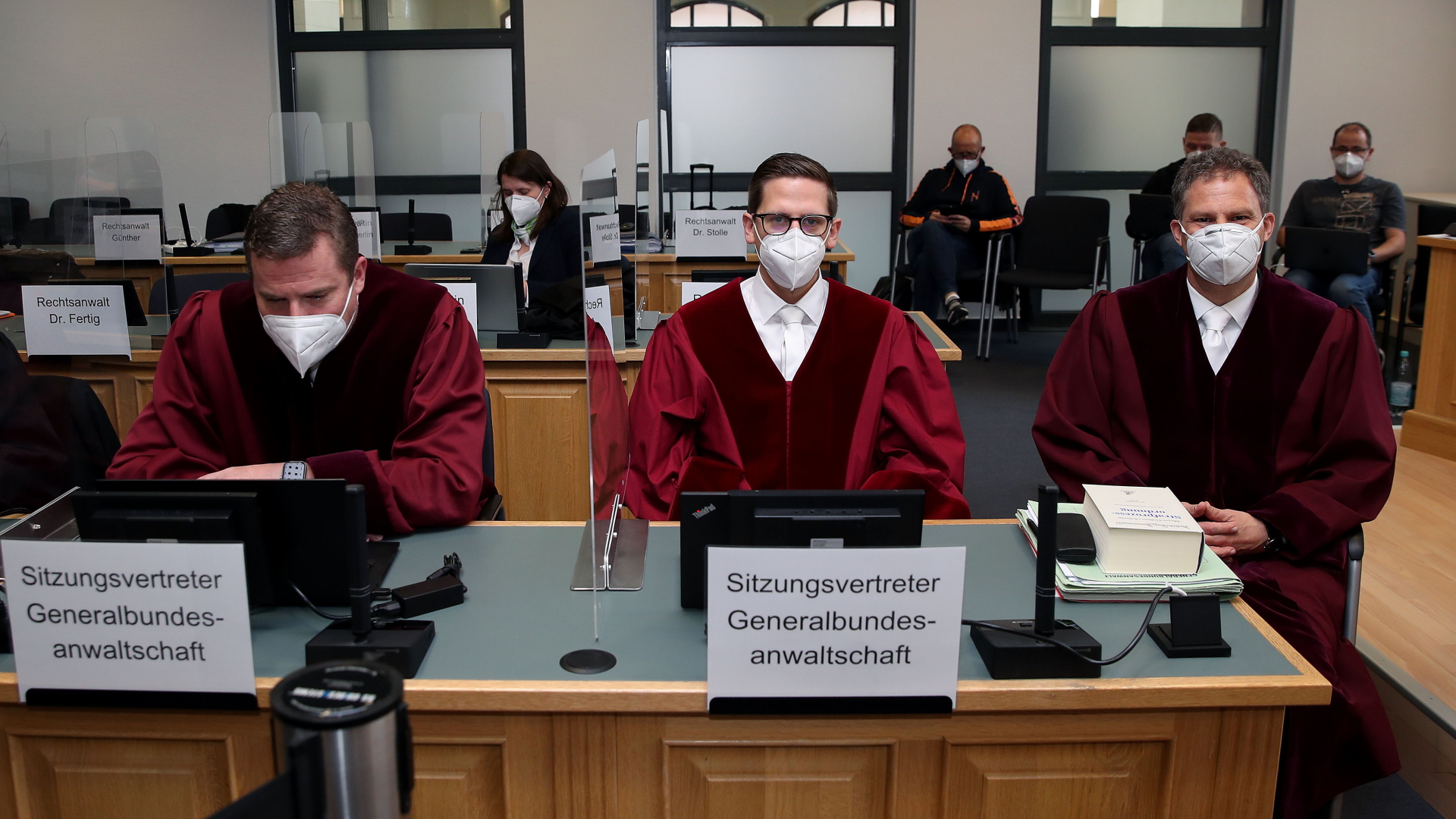 Bundesankläger Kai Lohse (re.), Staatsanwalt Christoph Birkenholz (li.) und Staatsanwalt Stefan Schmidt. | AFP