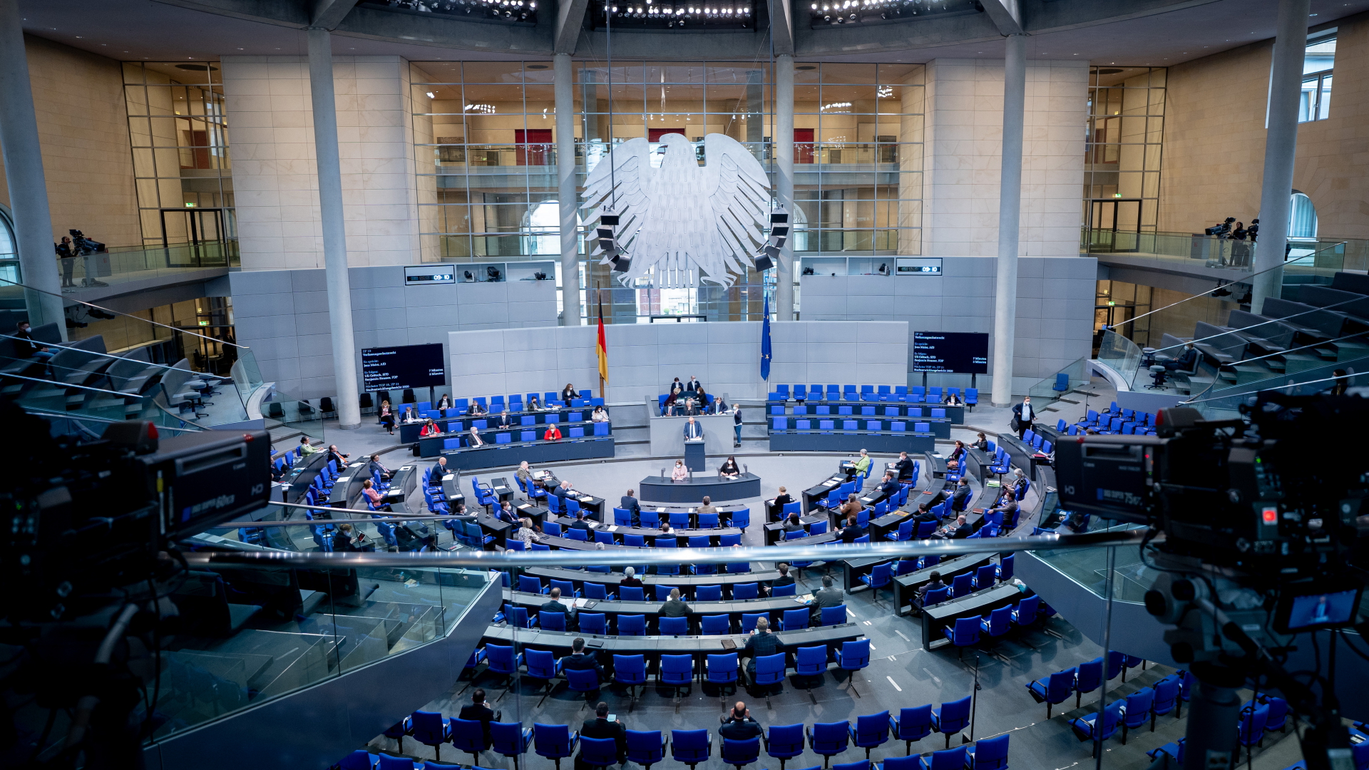 Die Bundestagsabgeordneten nehmen an der Sitzung des Bundestages im Plenarsaal teil.