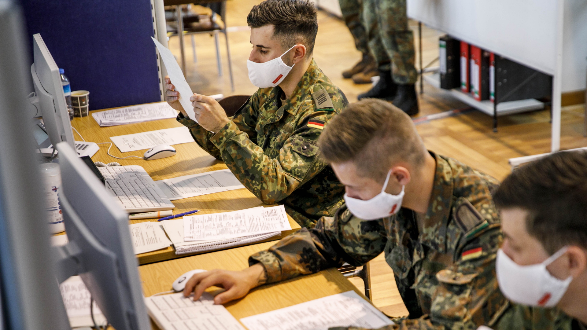 Soldaten des Wachbataillons im Bundesverteidigungsministerium helfen im Gesundheitsamt Berlin Mitte bei der Auswertung der Corona-Kontaktverfolgung. | dpa