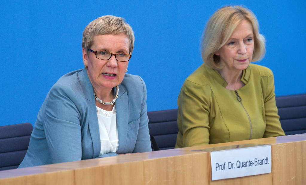 Bremens Bildungssenatorin (li.) Eva Quante-Brandt und Bundesbildungsministerin Johanna Wanka sitzen nebeneinander an einem Tisch. 