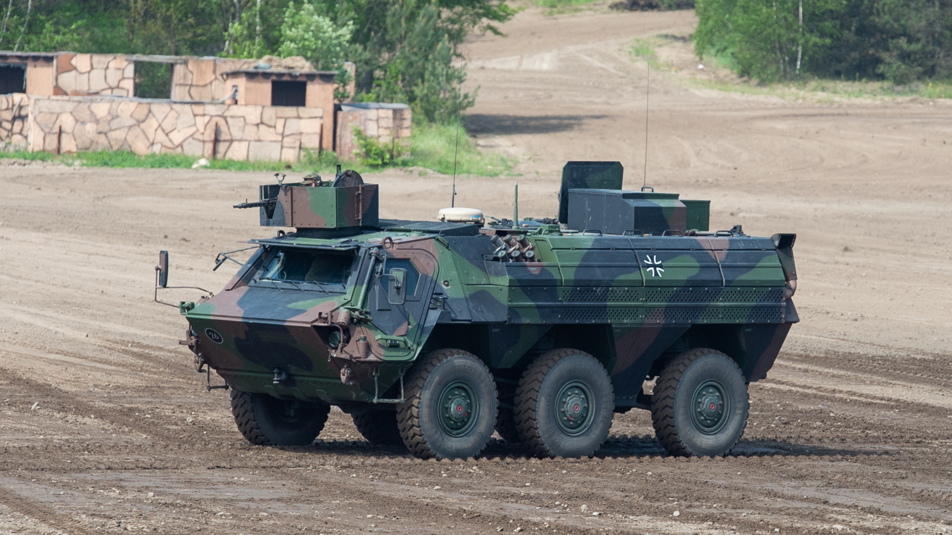 Ein Transportpanzer "Fuchs" der Bundeswehr fährt auf einem Übungsfeld. | dpa