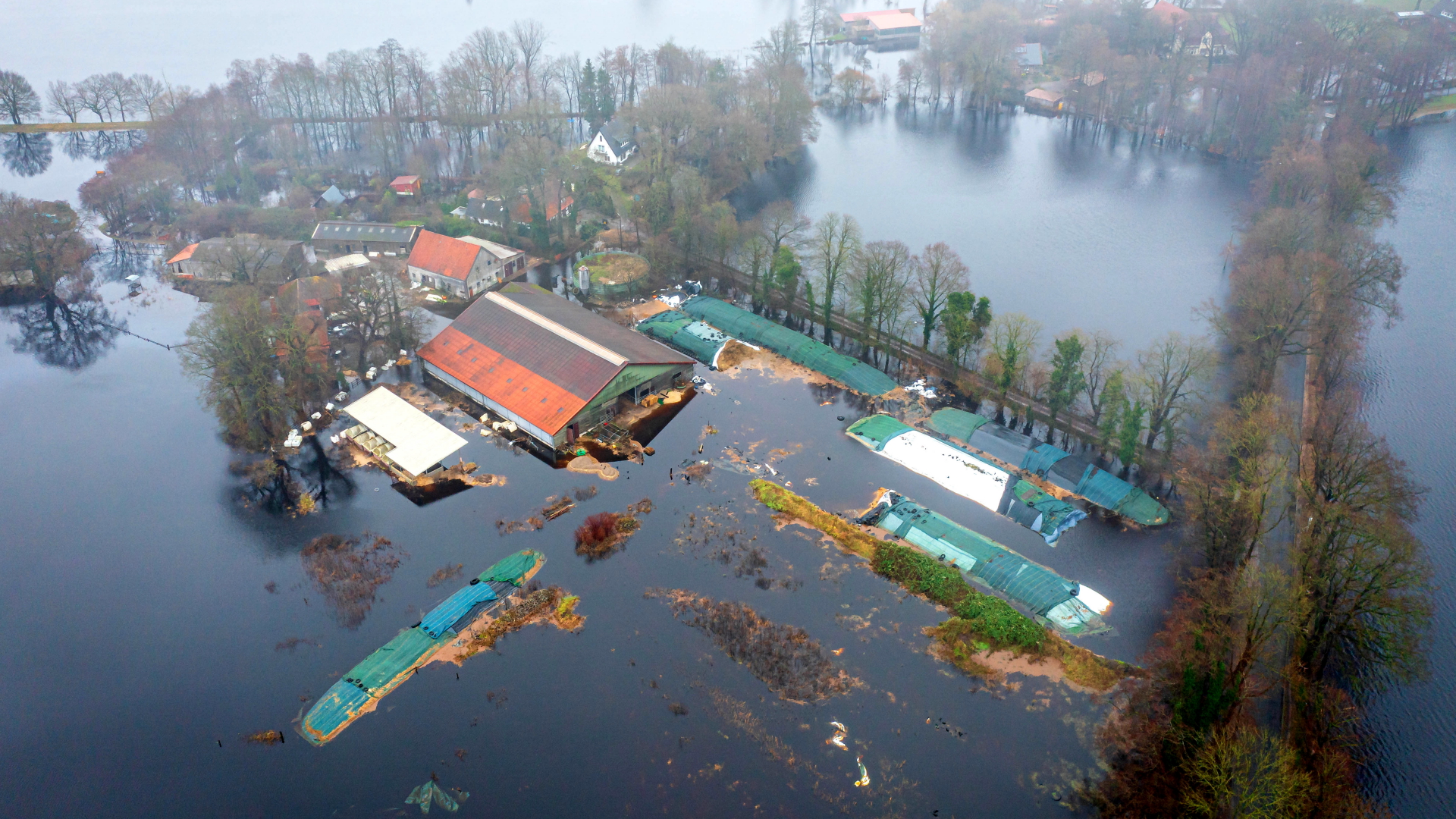 Ein Bauernhof im Bremer Stadtteil Timmersloh steht unter Wasser.