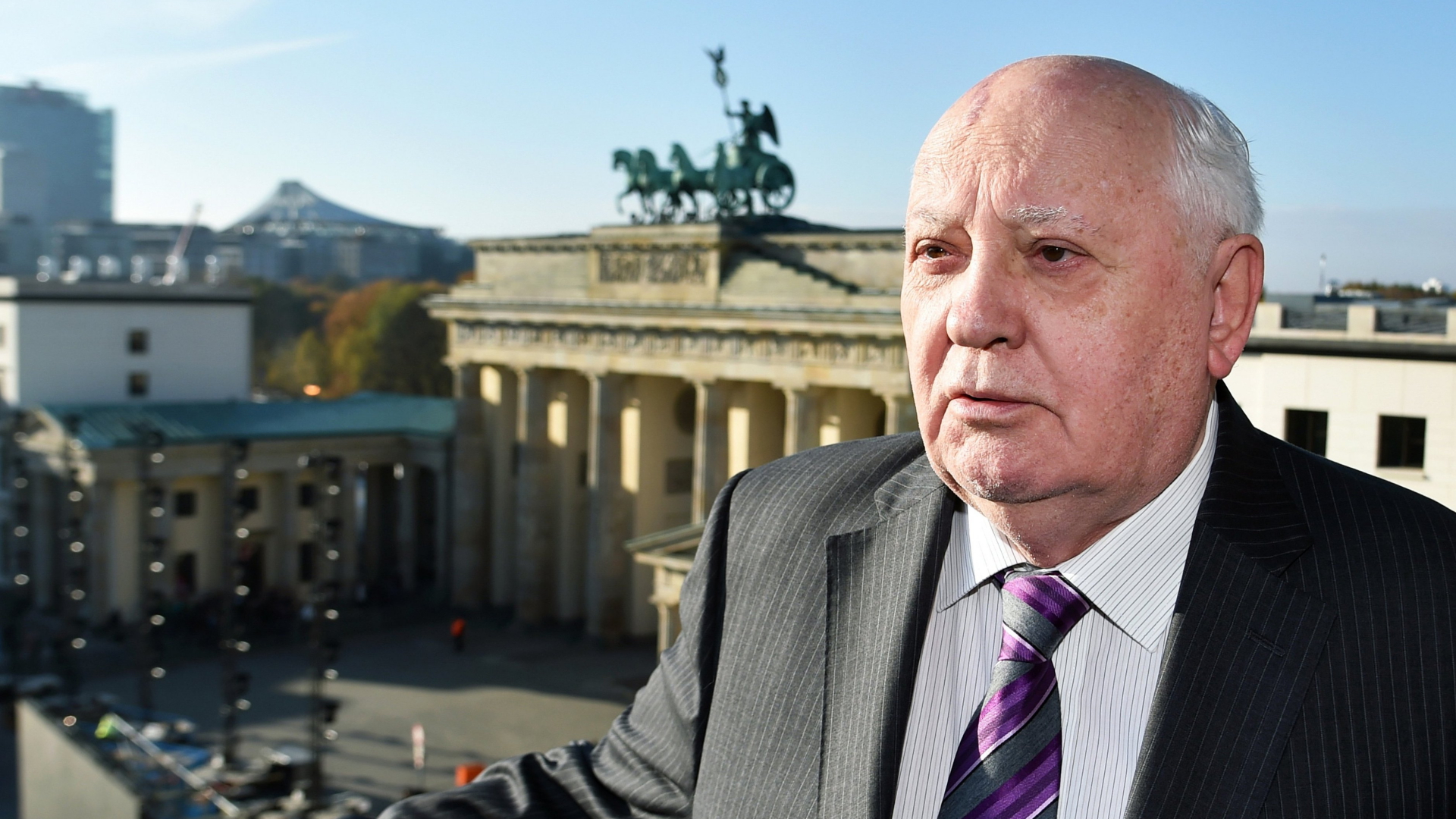 Gorbatschow 2014 bei einem Berlin-Besuch vor dem Brandenburger Tor | dpa