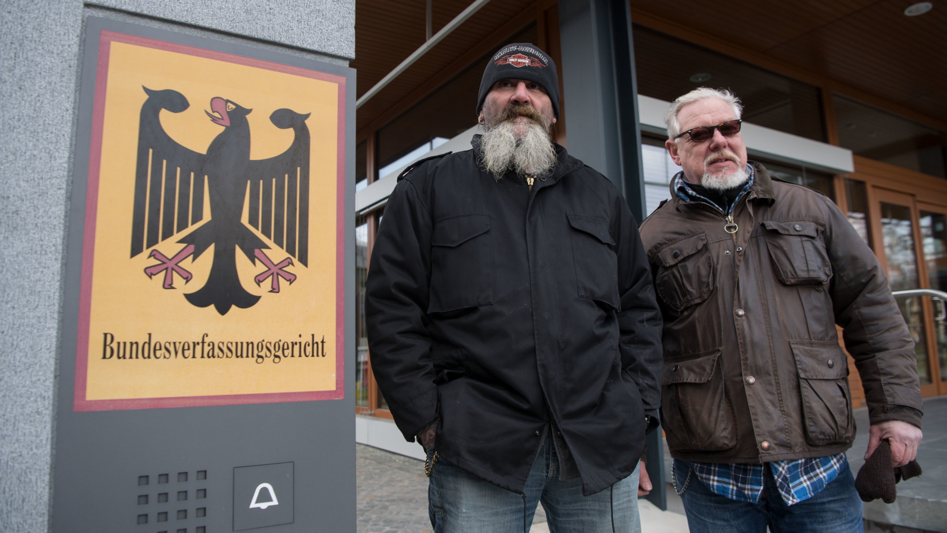 "Hupe" (li.) und Lutz Schelhorn reichten beim Bundesverfassungsgerichts Klage gegen das Kennzeichenverbot für Rockervereine ein. (2018) | dpa