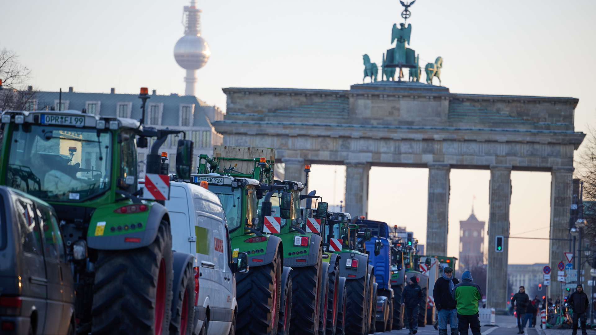 Protest mit Traktoren vor dem Brandenburger