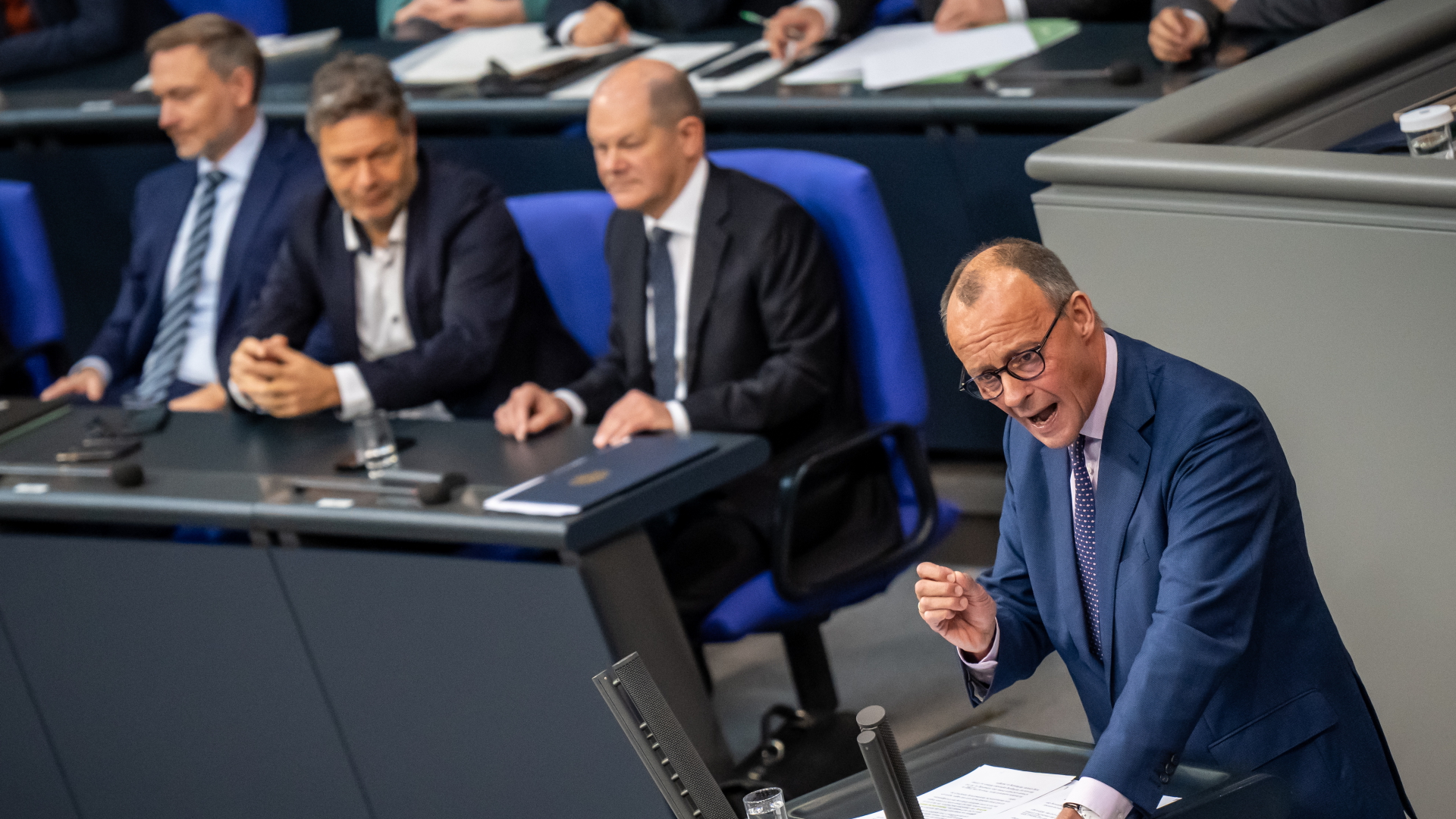 Bundeskanzler Olaf Scholz verfolgt die Rede von CDU-Chef Friedrich Merz im Bundestag.