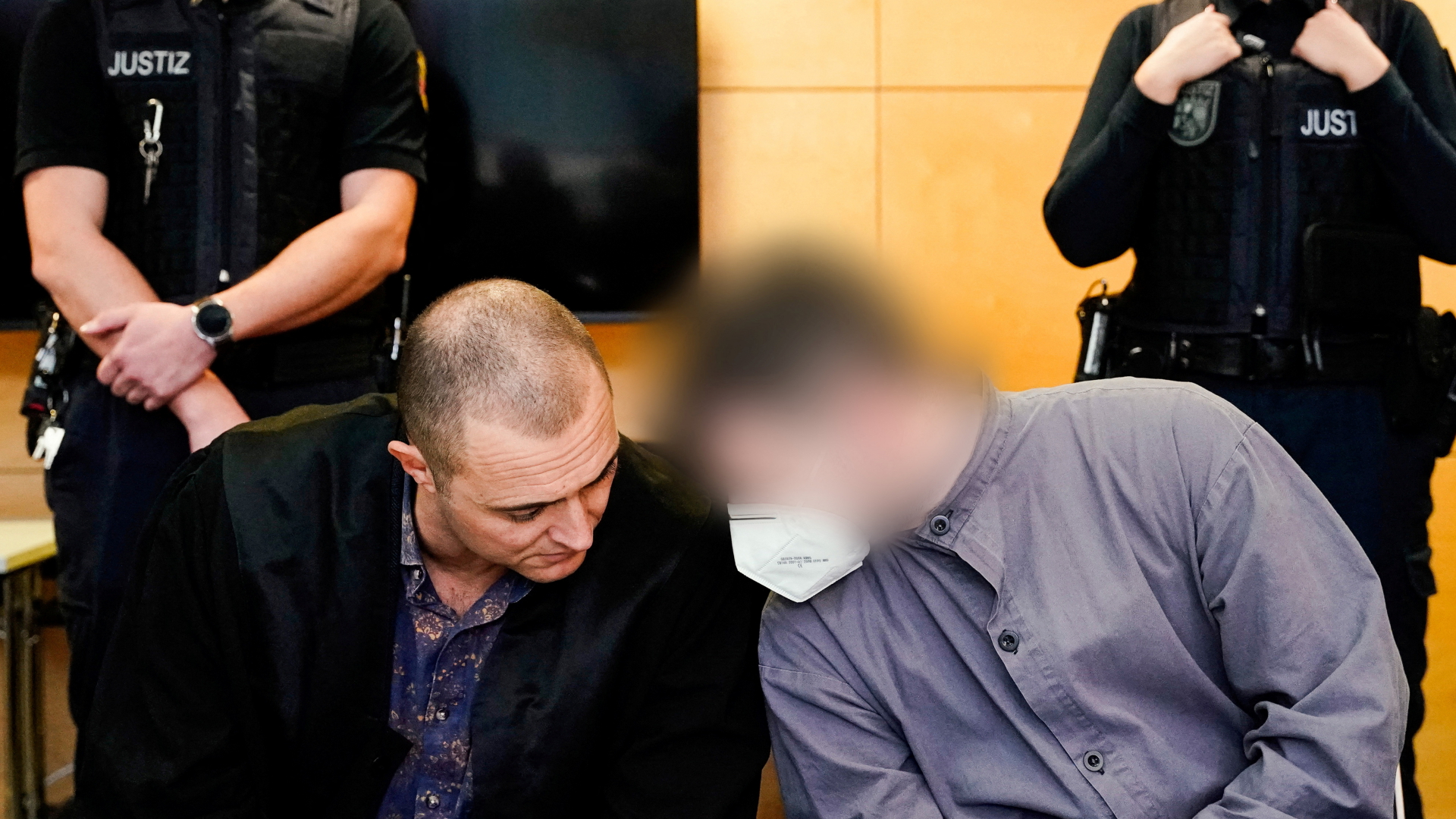 Der Angeklagte im Polizistenmord-Prozess in Kaiserslautern mit seinem Anwalt. | Uwe Anspach/Pool via REUTERS