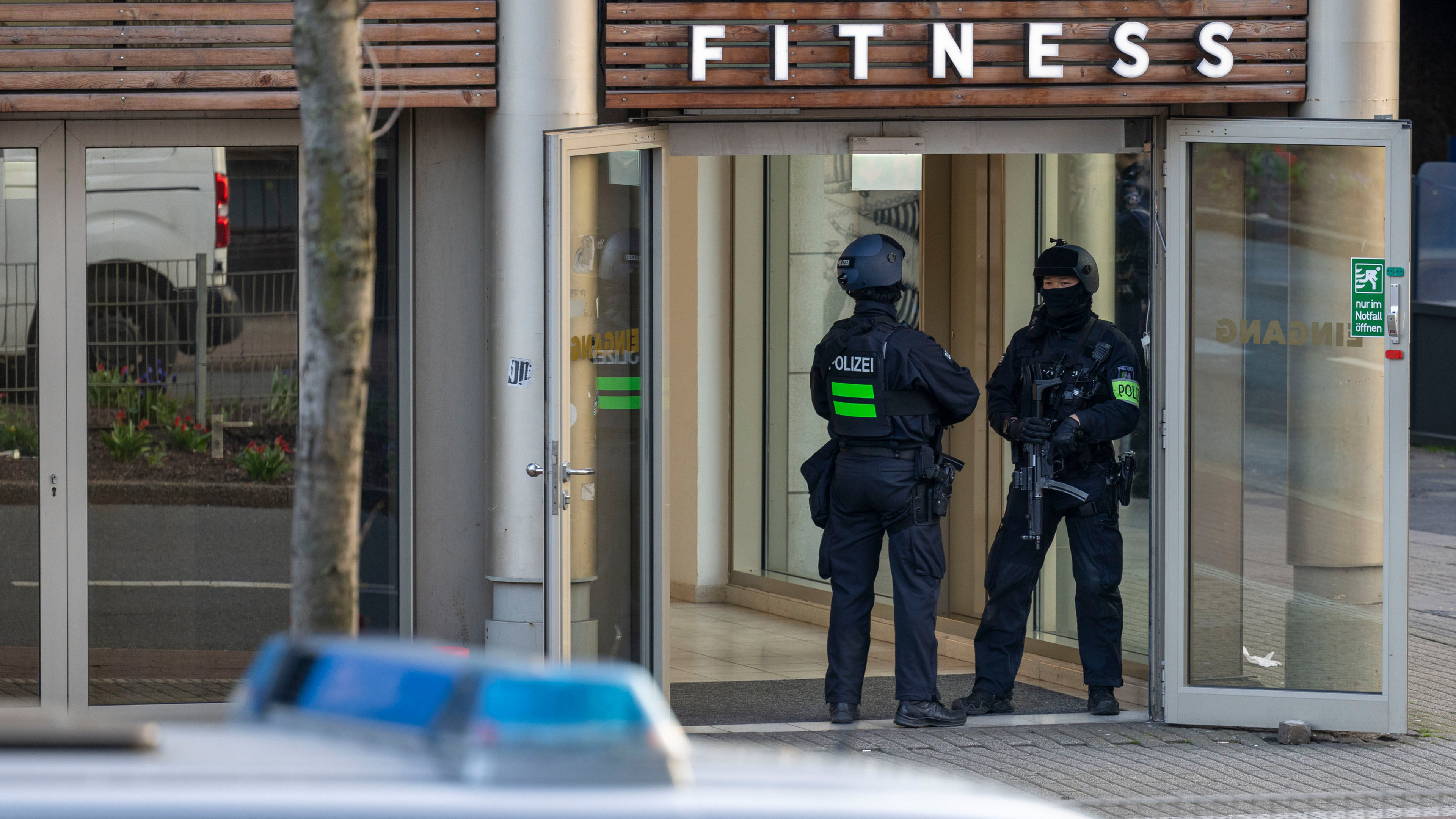 Zwei Polizisten stehen vor einem Fitnessstudio in Duisburg | dpa