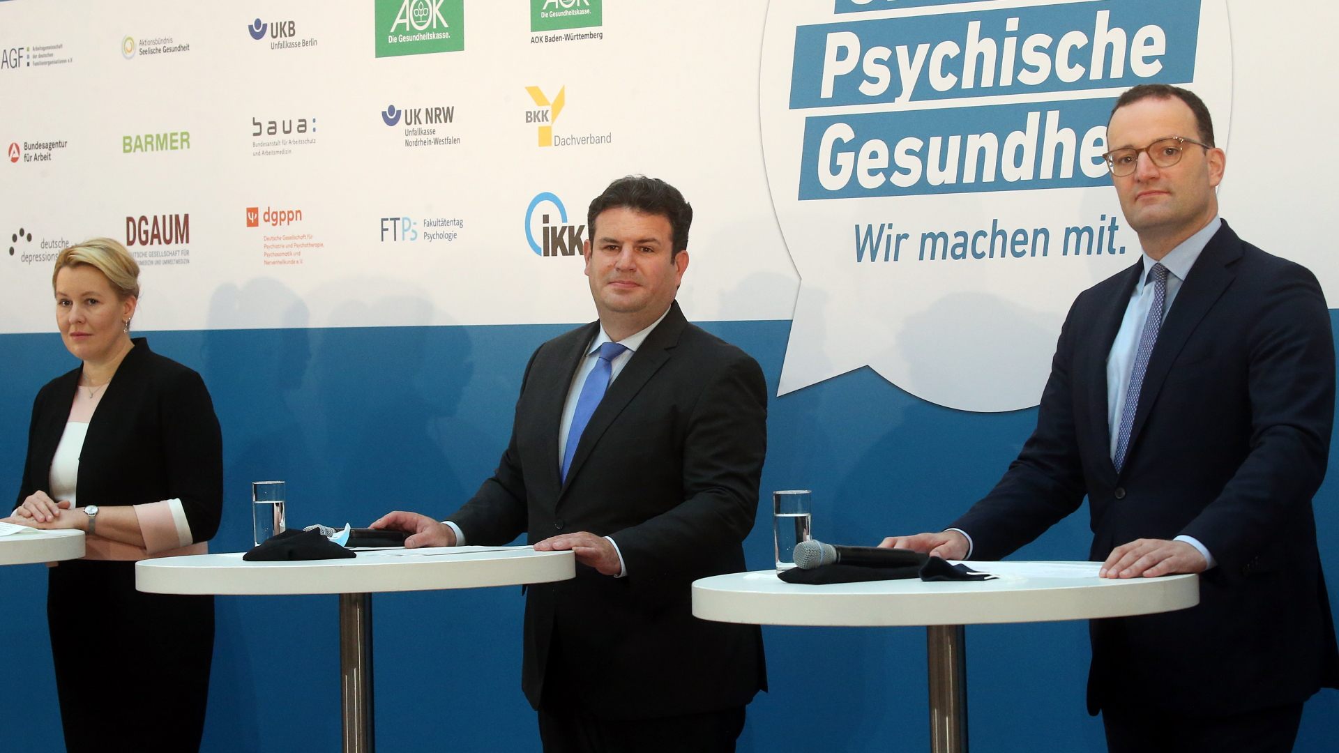 Bundesfamilienministerin Franziska Giffey (links), Bundesarbeitsminister Hubertus Heil und Bundesgesundheitsminister Jens Spahn (rechts) geben ein Statement ab.  | dpa