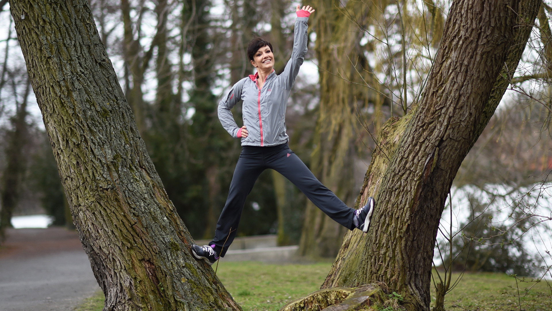 Miriam Pielhau steht auf einem Baum.