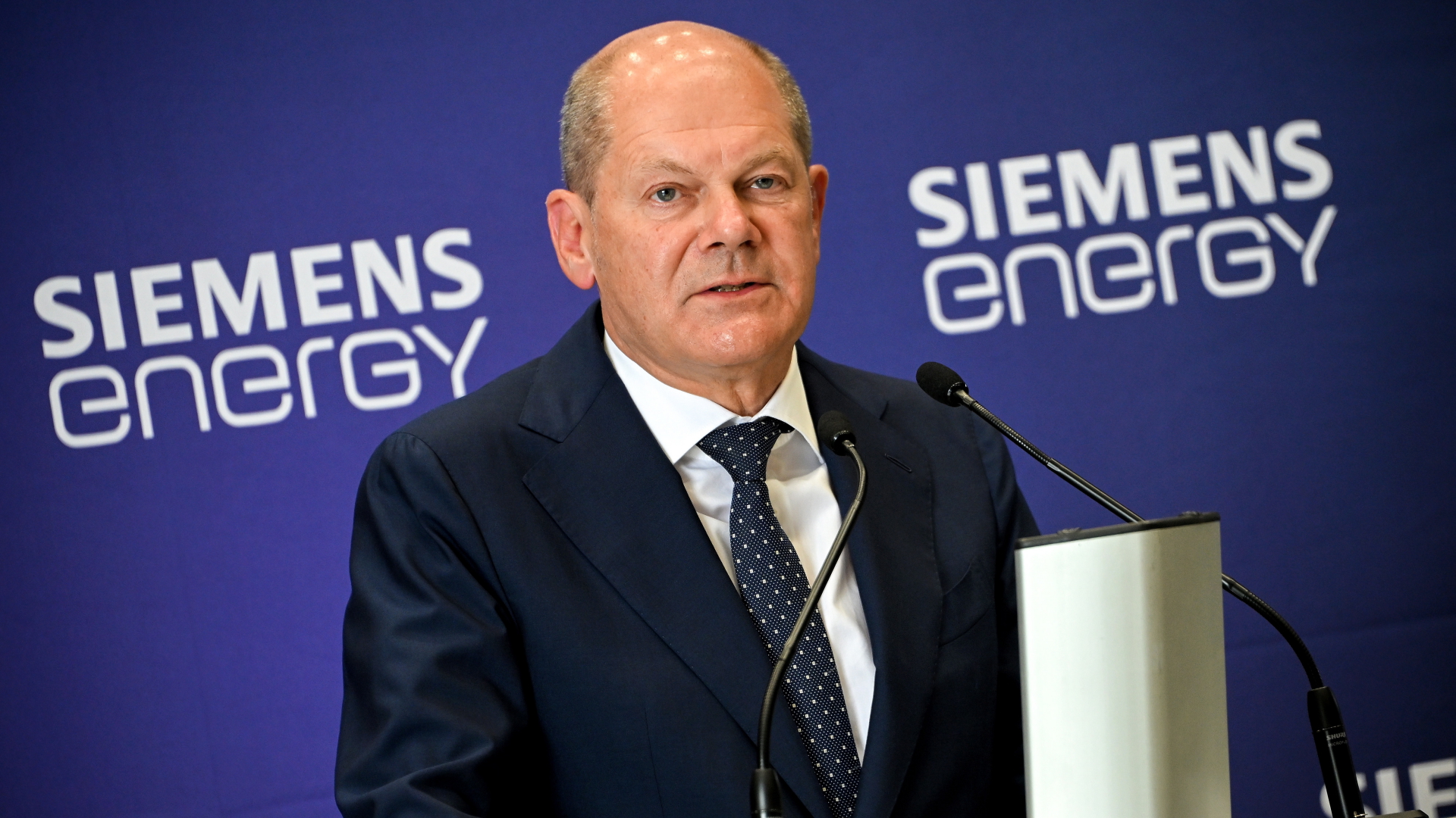 Bundeskanzler Olaf Scholz (SPD) äußerte sich während eines Termins bei Siemens Energy in Mülheim an der Ruhr zur Debatte um mögliche AKW-Laufzeitverlängerungen. | EPA