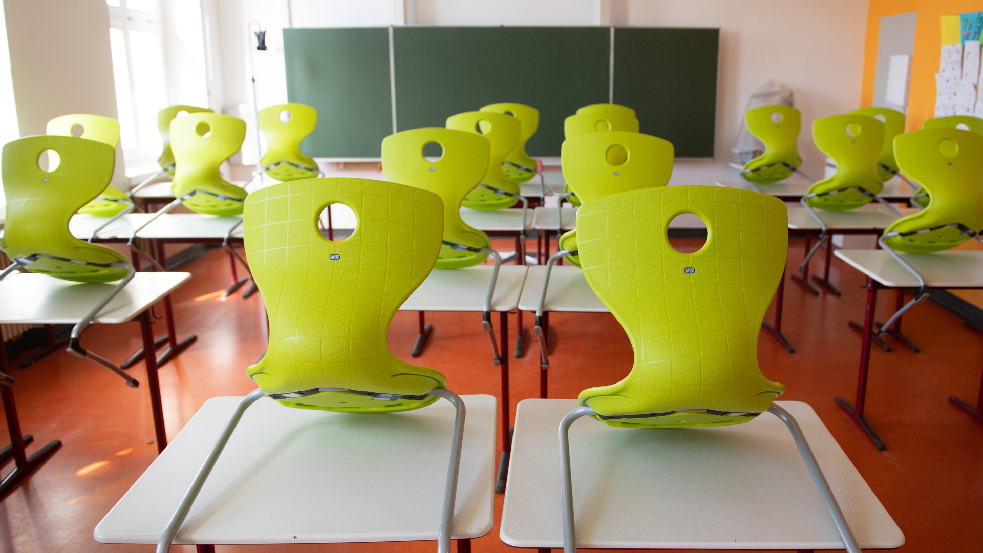 Stühle stehen im Sorbischen Gymnasium Bautzen auf den Tischen.