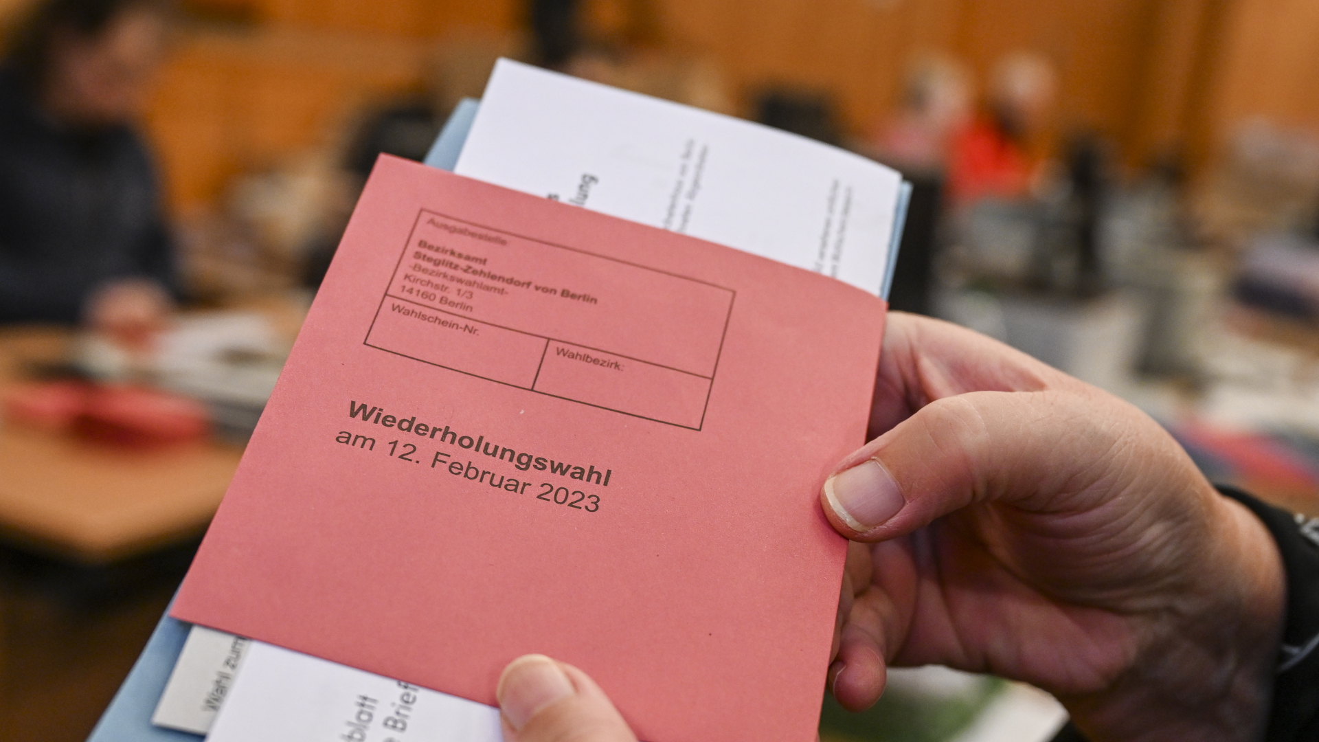 Eine Person hält Wahlunterlagen zur Briefwahl für die Wiederholungswahlen in Berlin in der Hand. | dpa