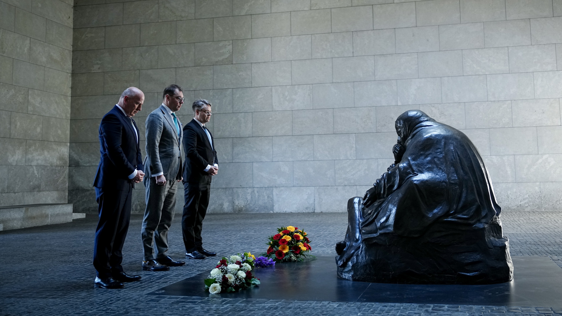 Kai Wegner, Oleksii Makeiev und Tobias Lindner legen in Erinnerung an das Ende des 2.Weltkriegs Blumen in der Neuen Wache nieder.