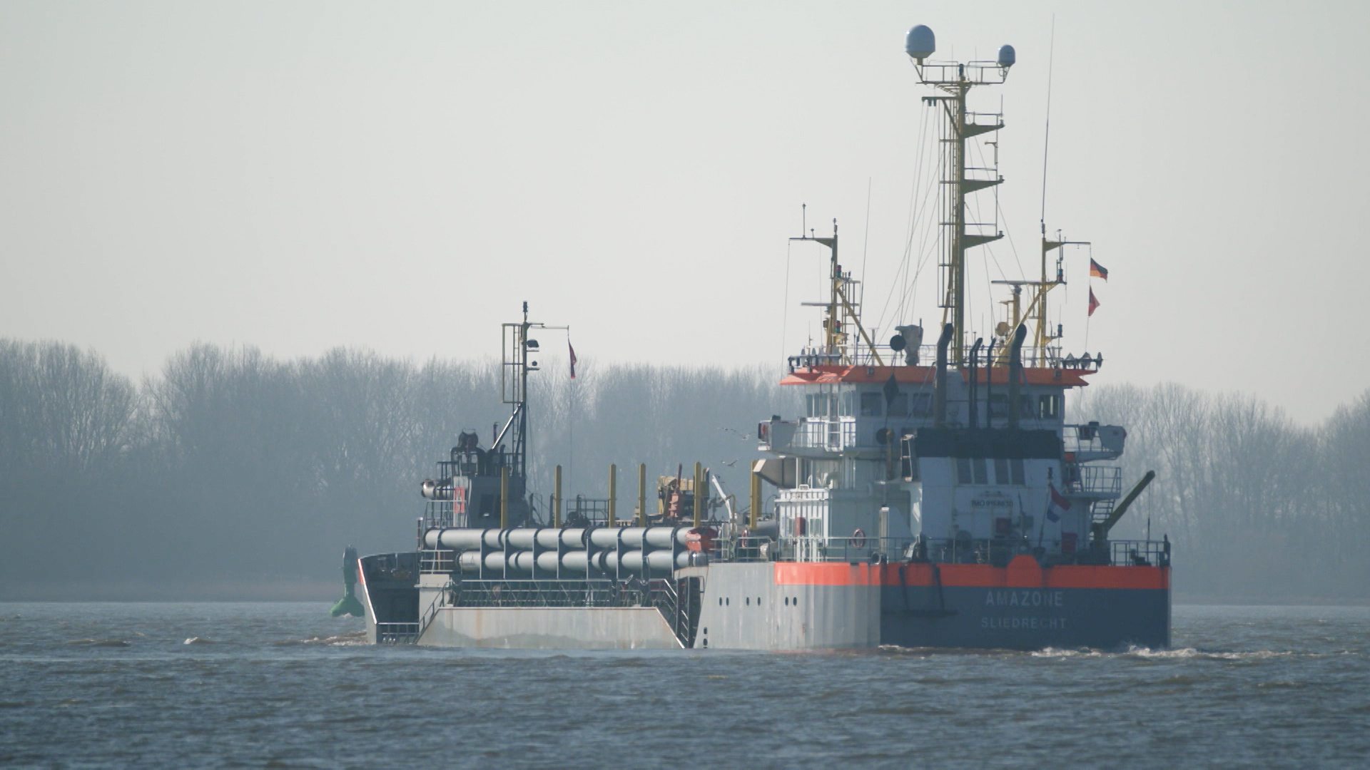 Ein Saugschiff auf der Elbe. | NDR/ARD