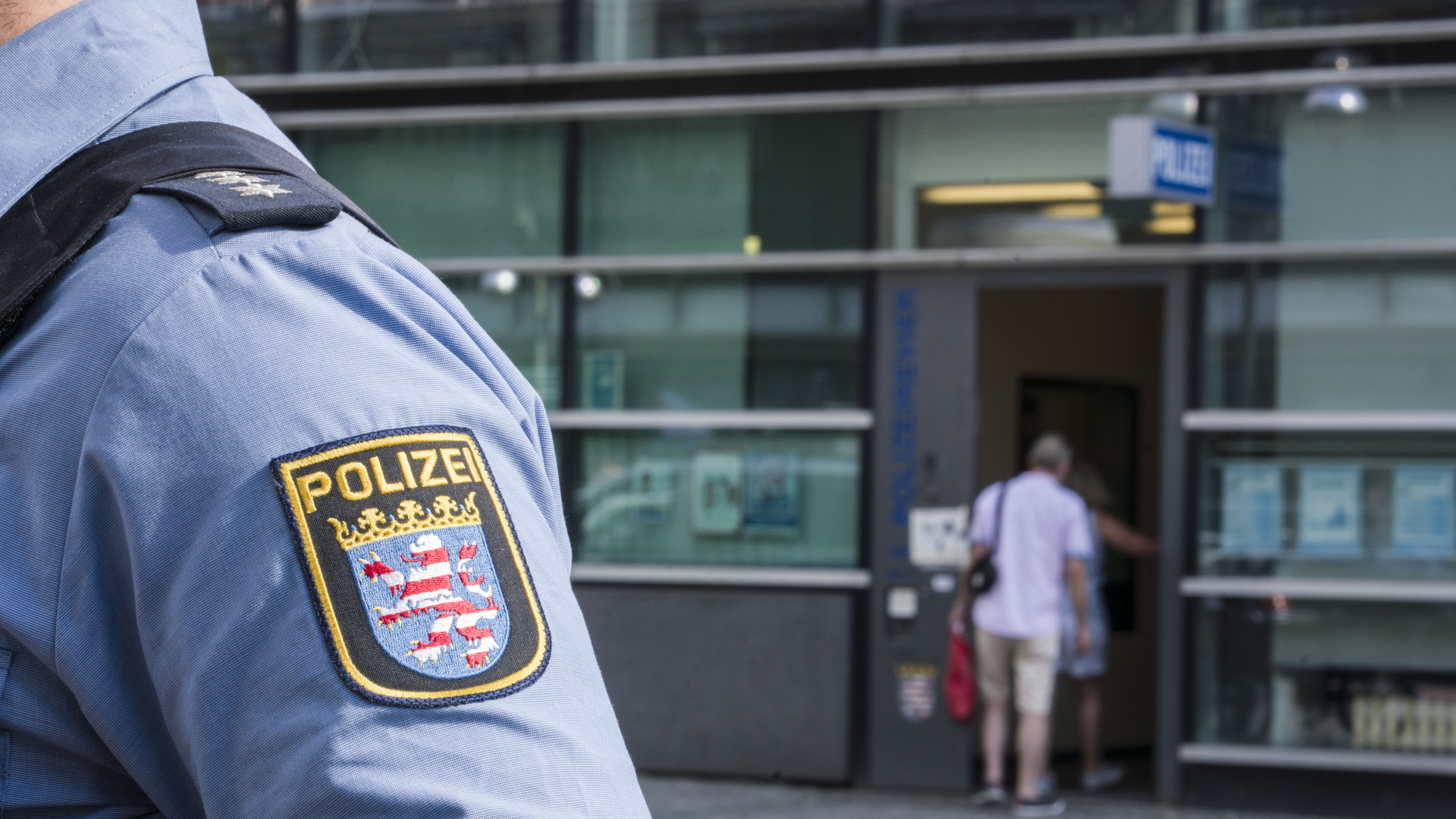 Wappen auf dem Ärmel eines Polizisten in Hessen | dpa