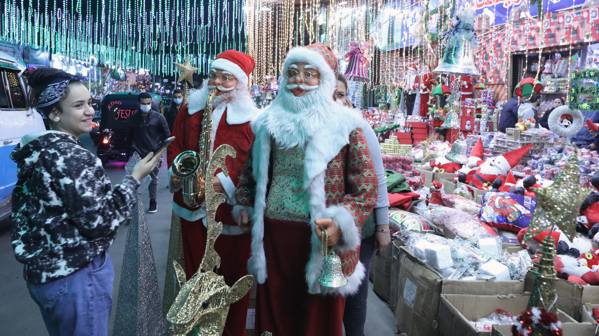 In einem Geschäft in Kairo (Ägypten) bestaunen Kunden Weihnachtsartikel wie den Weihnachtsmann | EPA