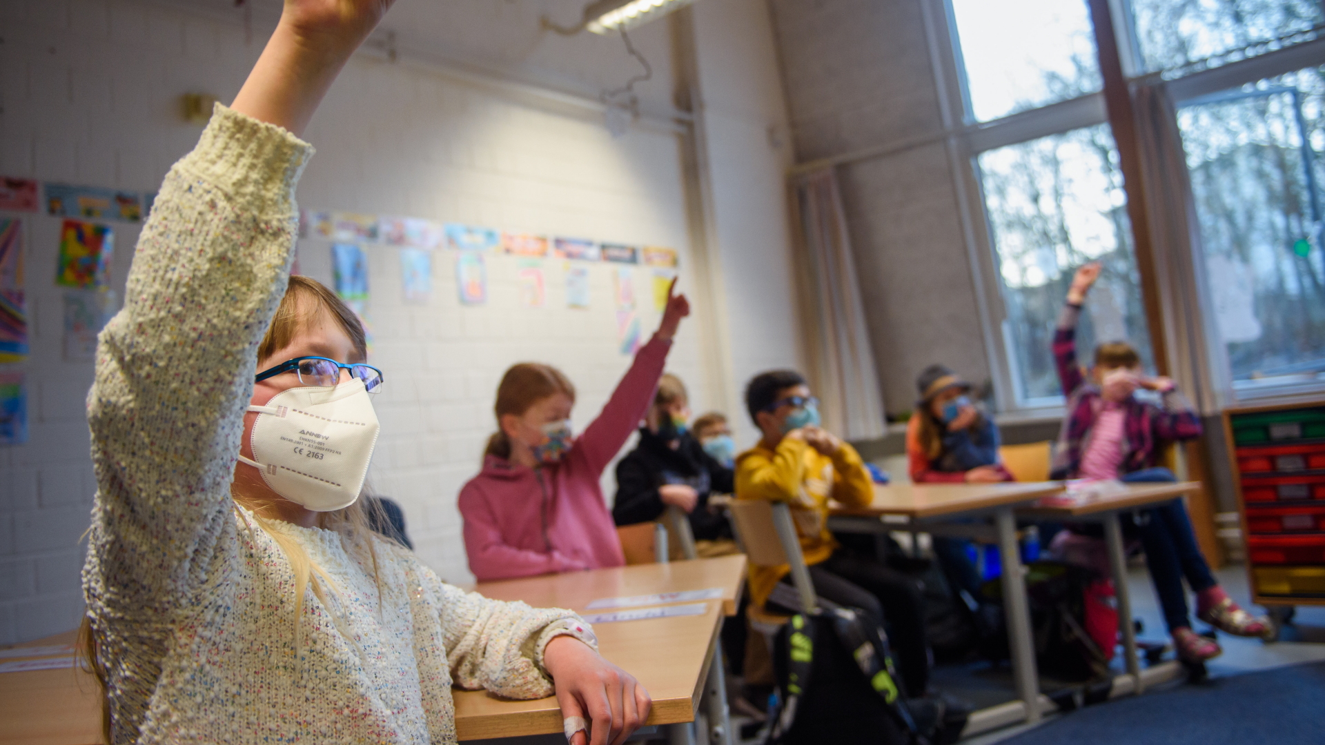 Eine Schülerin einer 4. Klasse hebt im Unterricht an der Grundschule Russee in Kiel die Hand. | dpa