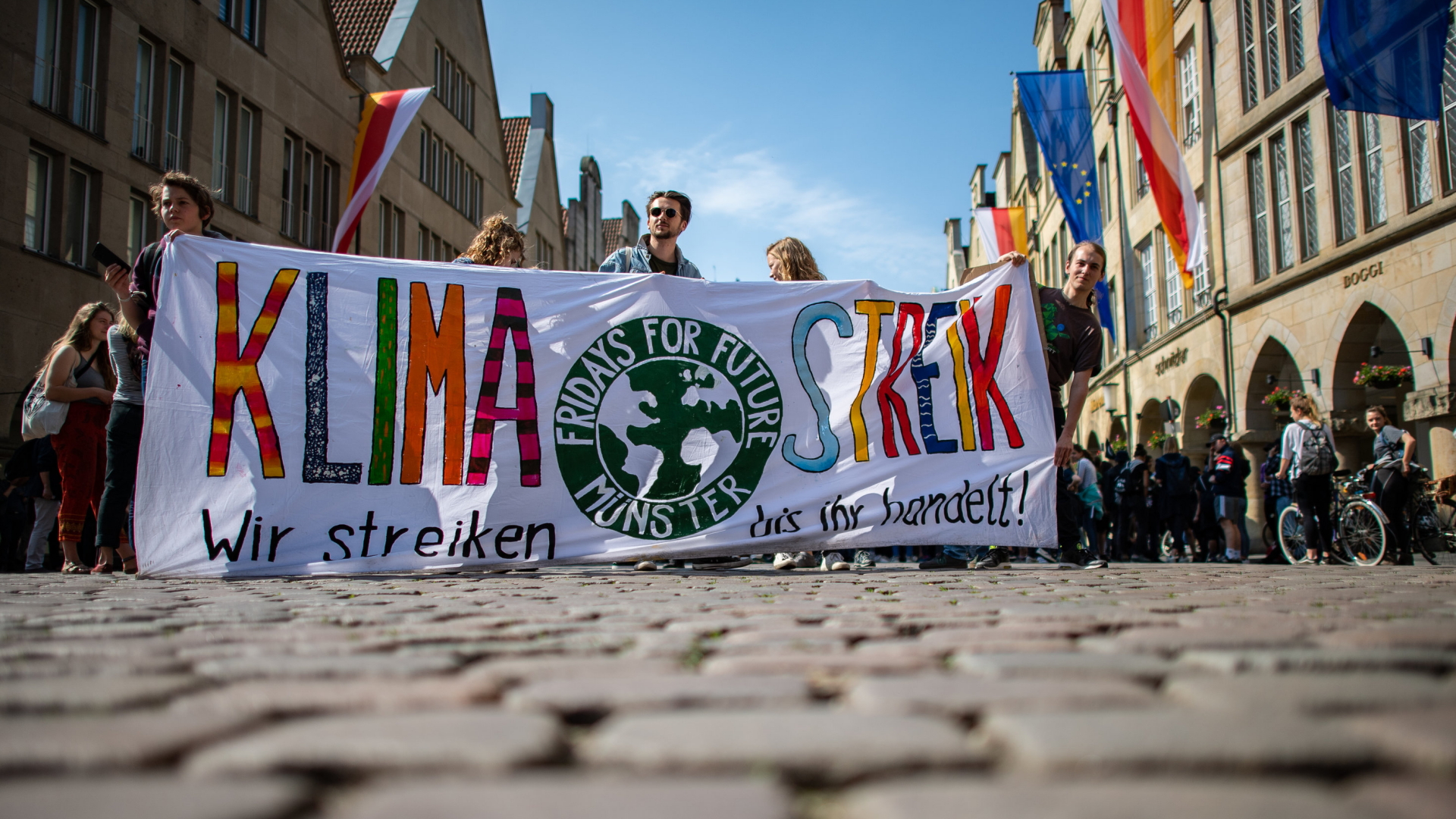 Demonstranten und Demonstrantinnen in Münster mit einem Protestbanner zum Klimastreik | dpa