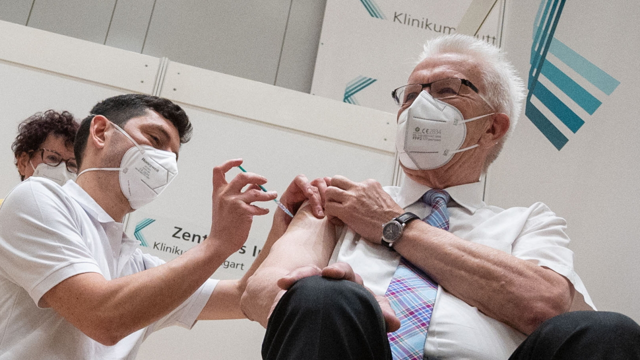 Baden-Württembergs Ministerpräsident Winfried Kretschmann lässt sich mit dem Impfstoff von AstraZeneca spritzen.  | AFP