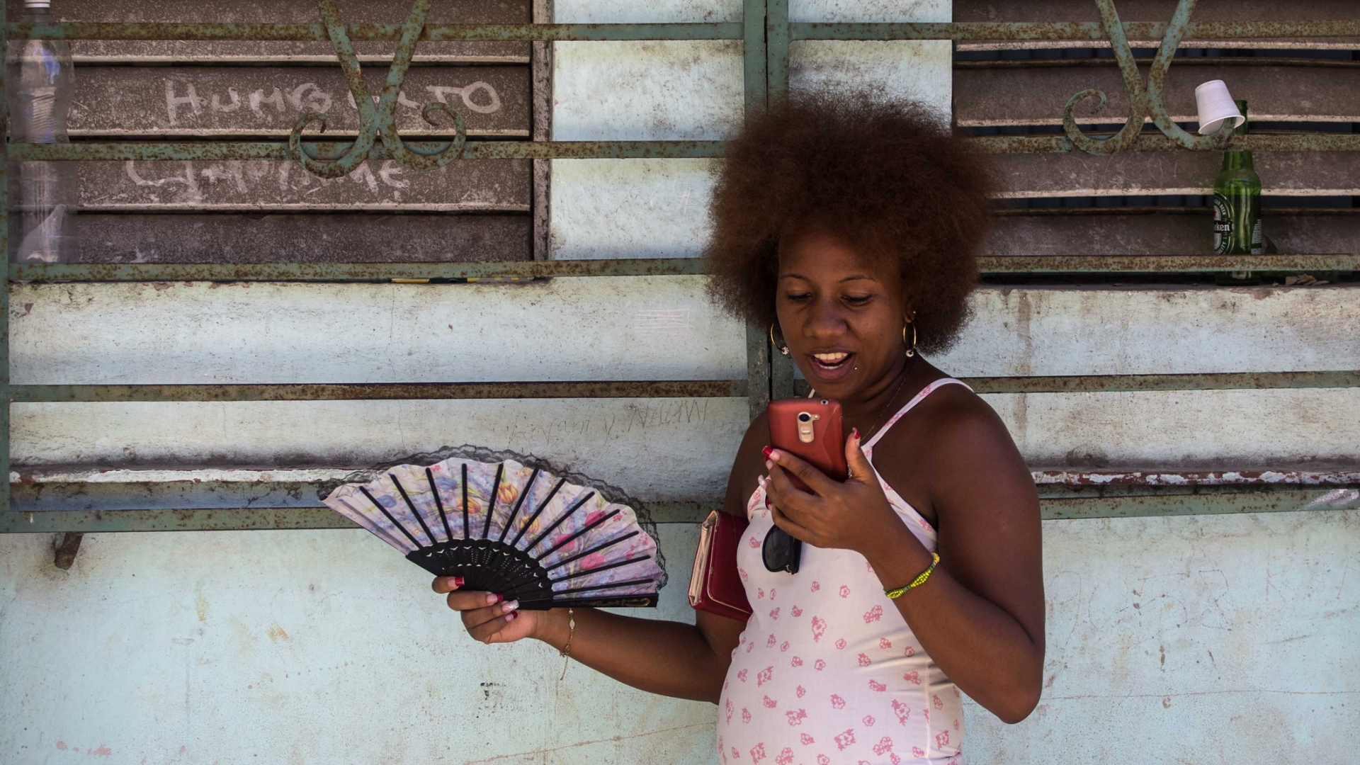 Telefonieren mit dem Handy - kein Problem, aber das Surfen im Internet war bislang nicht möglich auf Kuba. | Bildquelle: dpa