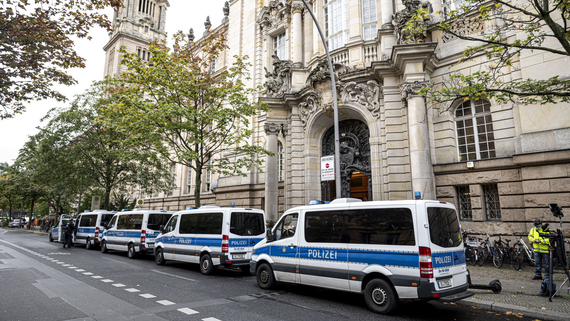 Polizeiwagen vor dem Landgericht Berlin | 
