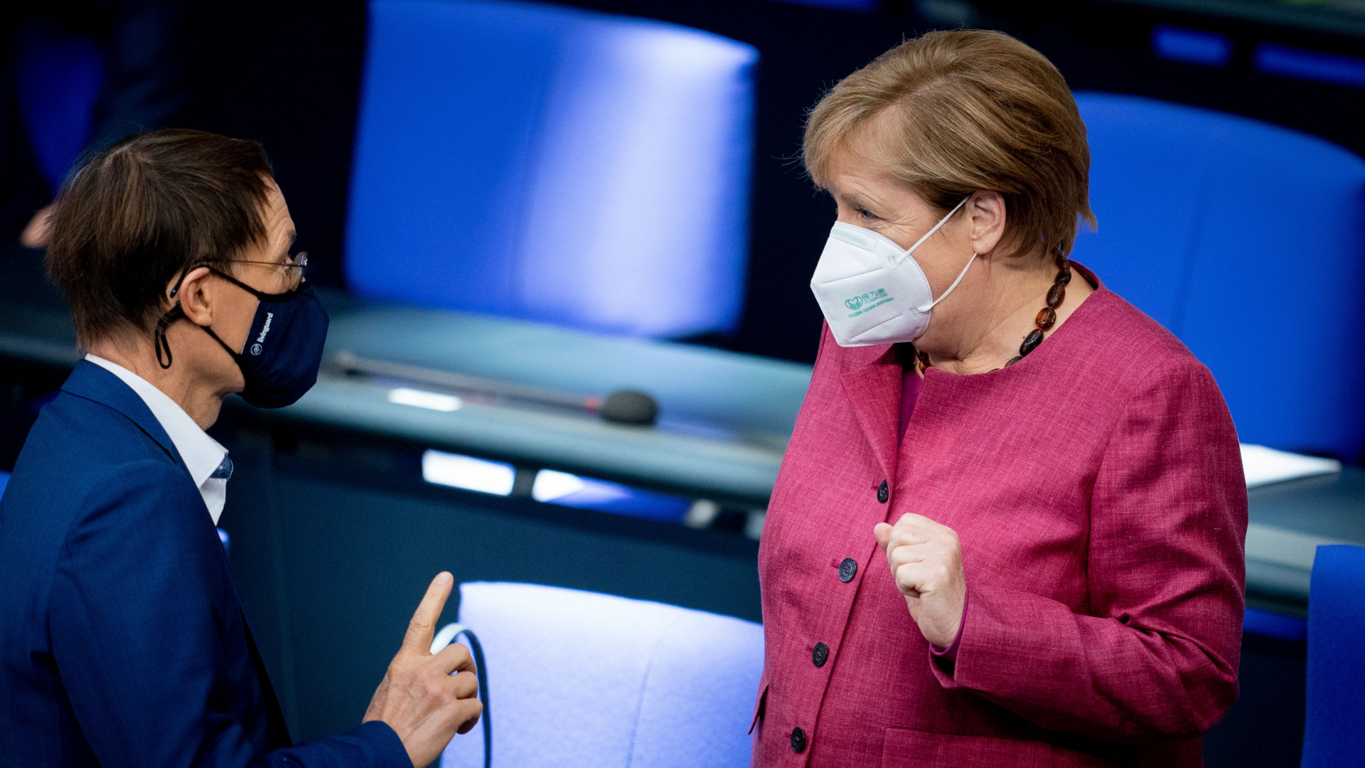 SPD-Gesundheitsexperte Lauterbach im Gespräch mit Kanzlerin Merkel Ende Oktober im Bundestag. | dpa
