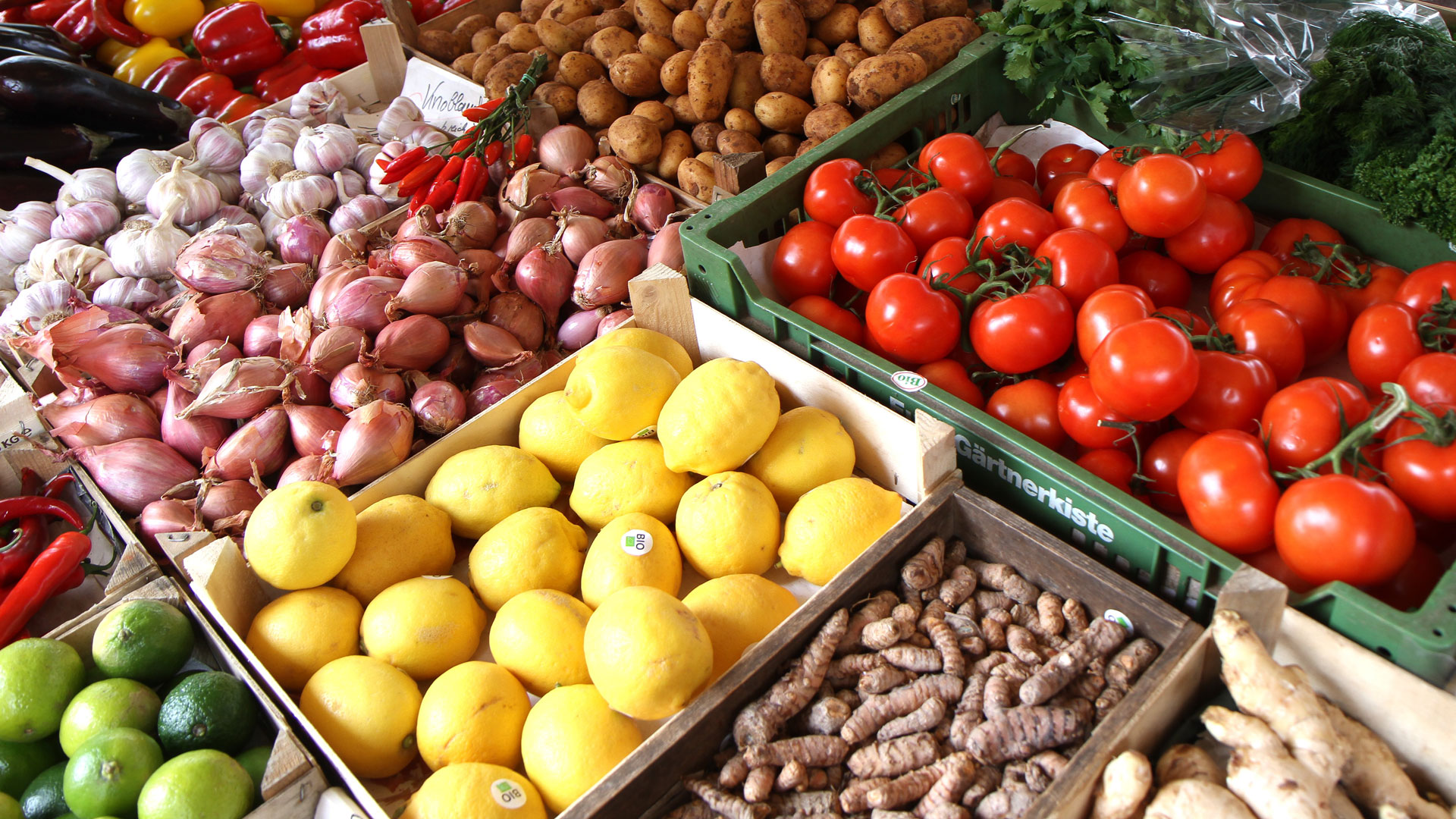 Obst und Gemüse auf einem Wochenmarkt. | dpa