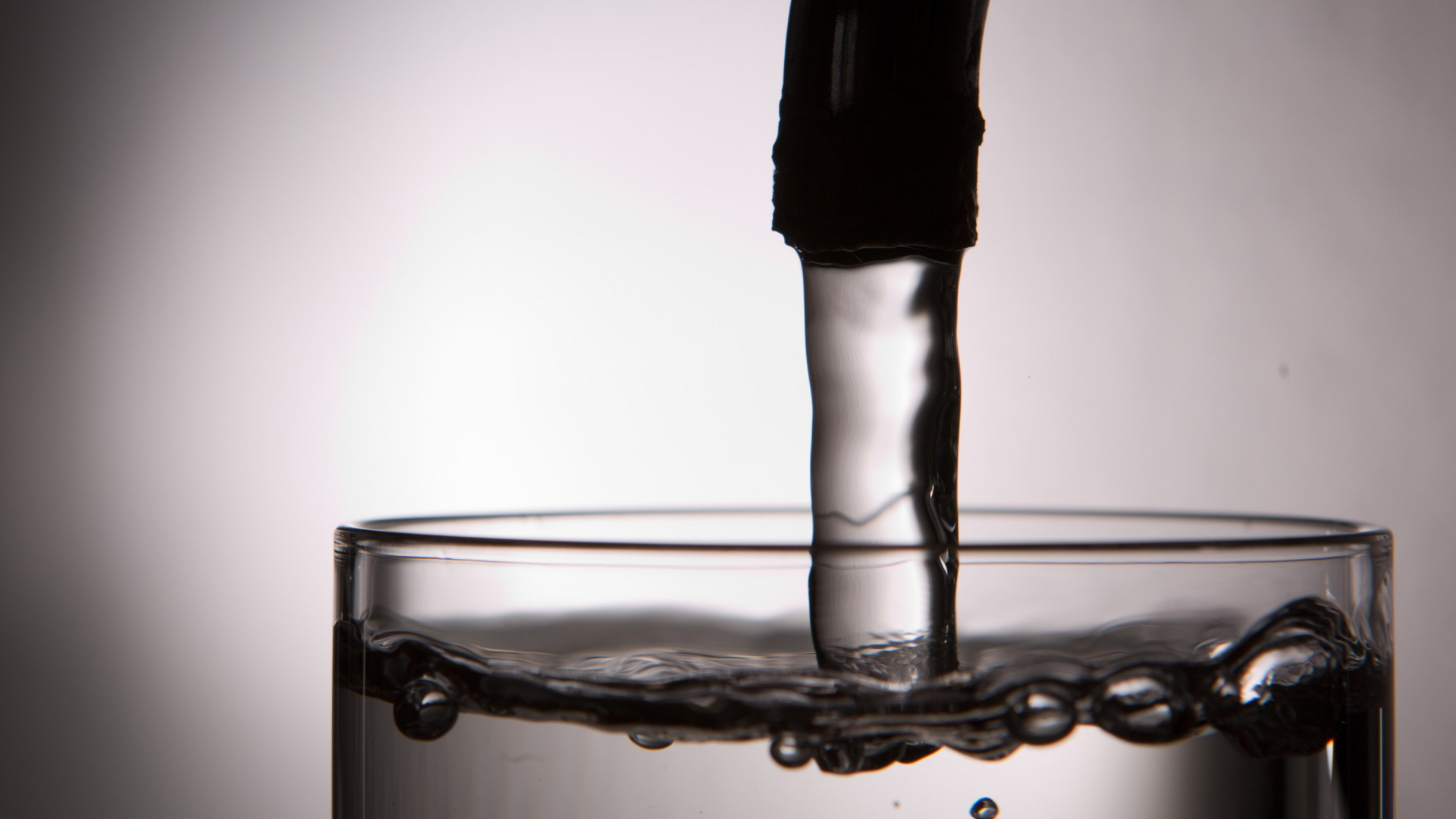 Letungswasser läuft in ein Glas | dpa