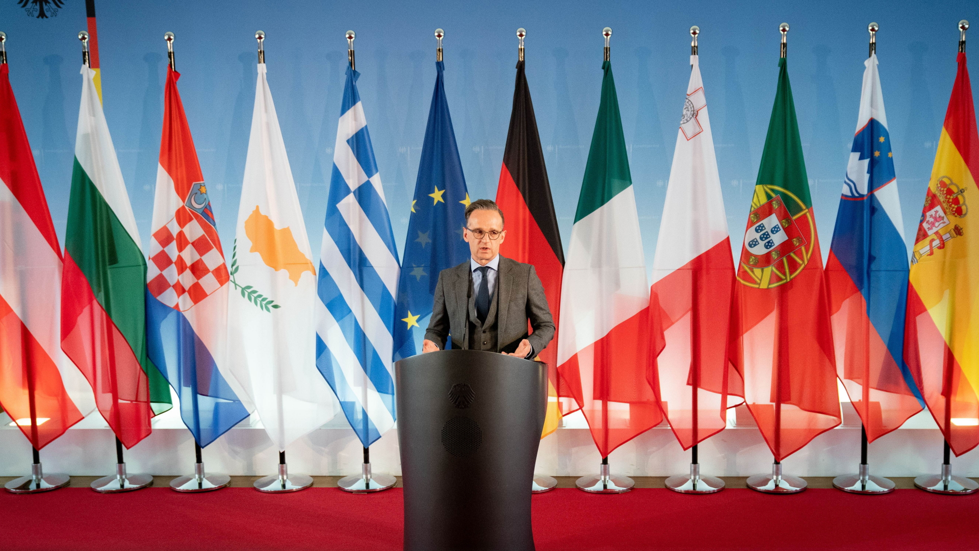 Außenminister Maas vor Flaggen | Bildquelle: dpa