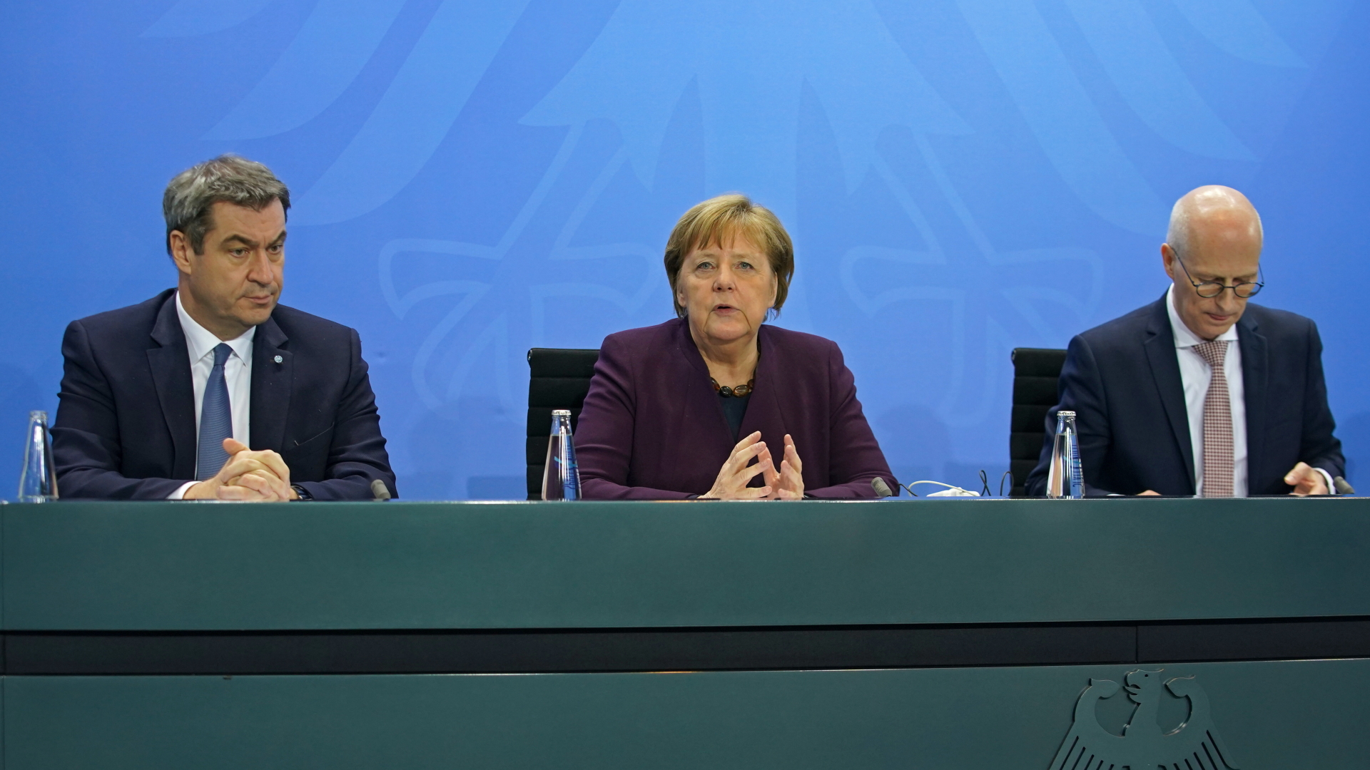 Söder,  Merkel, und Tschentscher bei der Pressekonferenz nach dem Treffen mit den Länderchefs | CLEMENS BILAN/EPA-EFE/Shuttersto