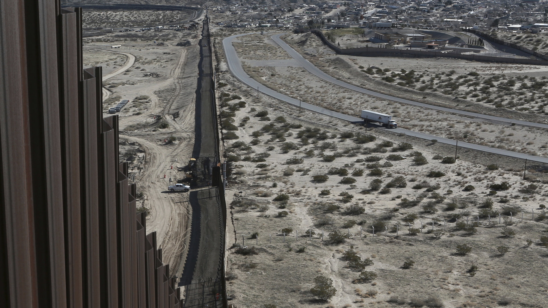Da die Grenze zu Mexiko schon jetzt zum Teil gesperrt ist, soll die geplante Mauer nicht mehr die gesamte Staatsgrenze abdecken.  | AP