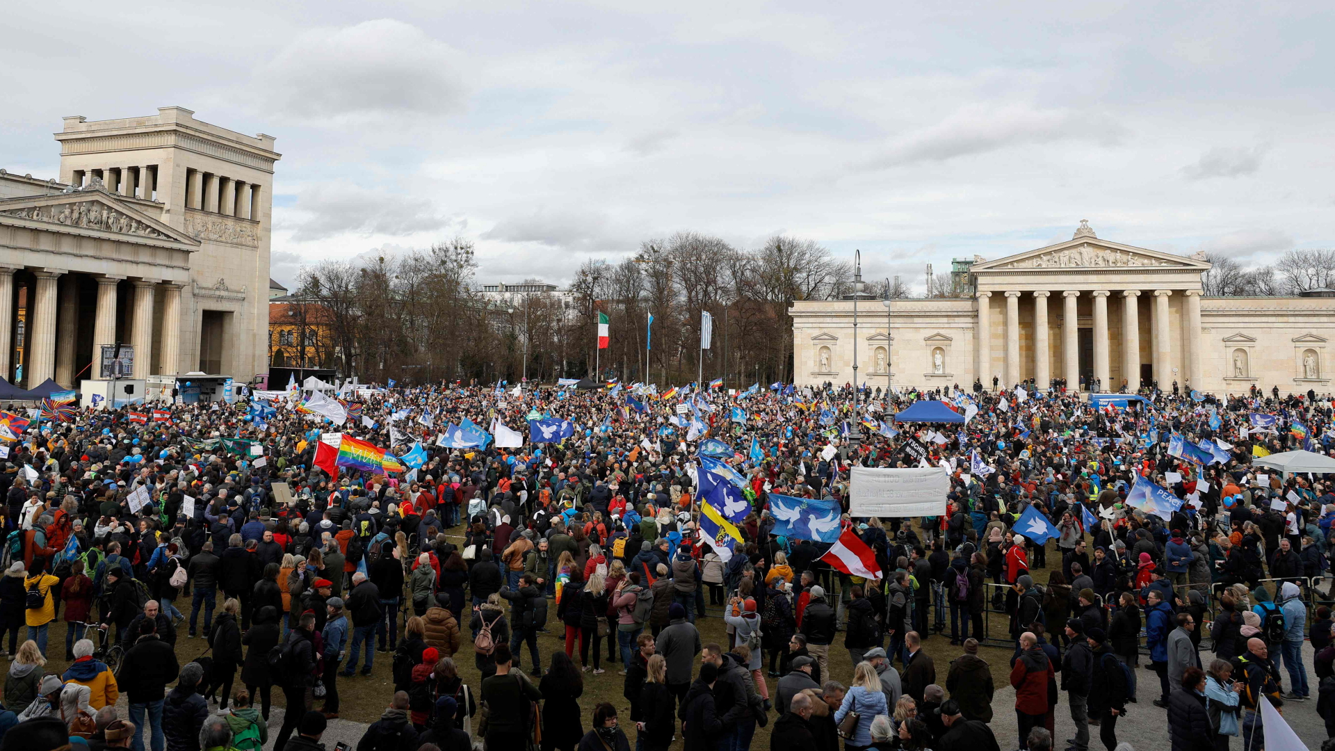 Demonstranten auf dem Königsplatz in München | AFP