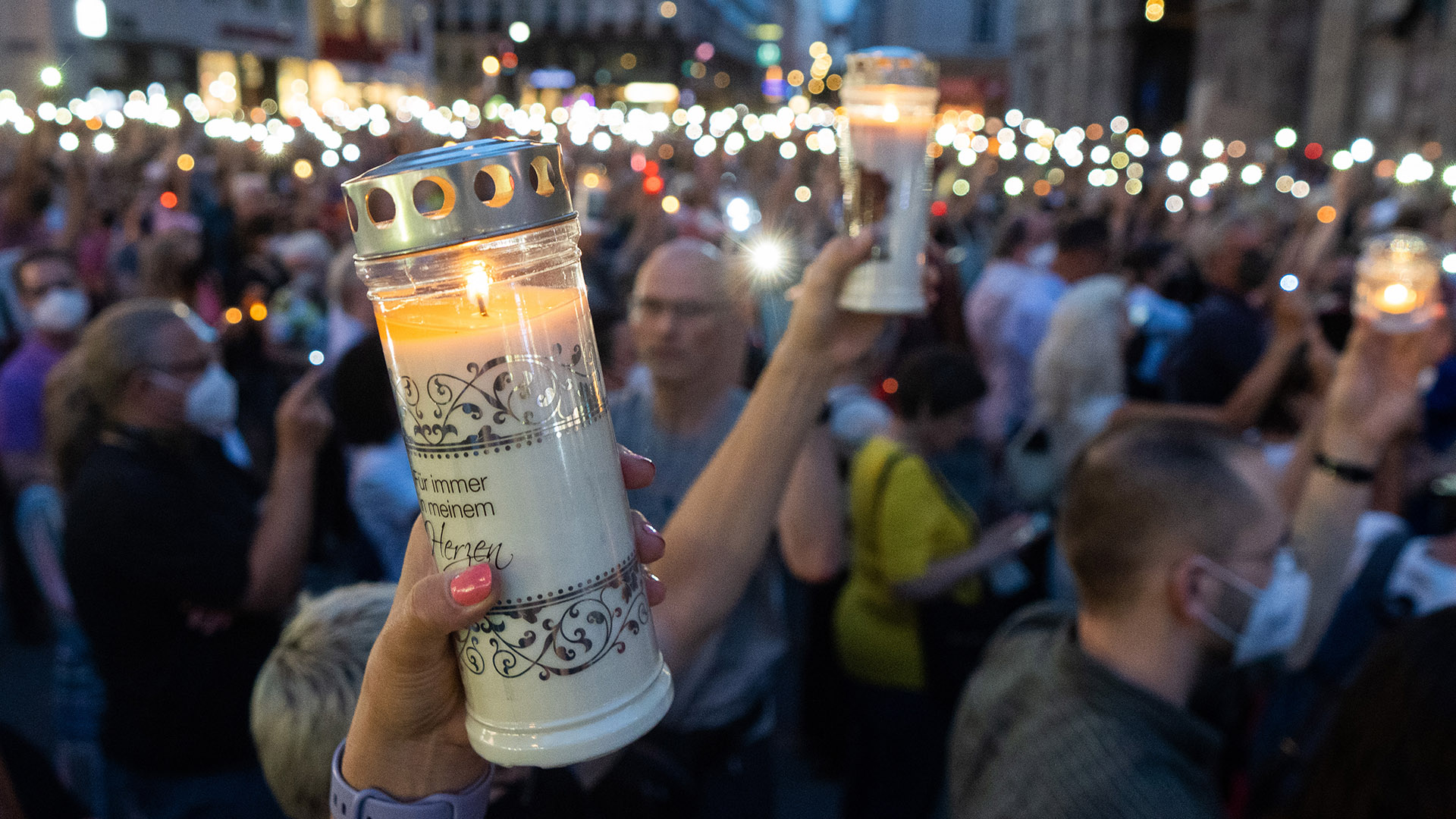 Menschen nehmen an einer Gedenkveranstaltung für Lisa-Maria Kellermayr in Wien teil. | dpa