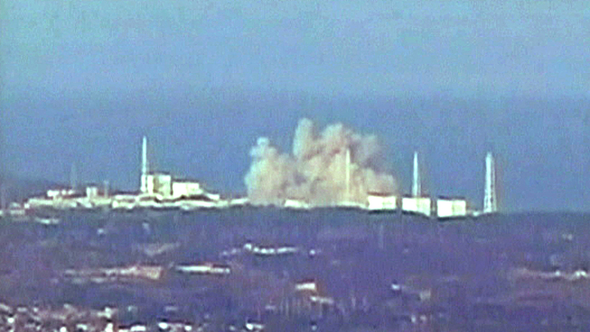 Rauch steigt über dem Reaktor des AKW Fukushima I auf | dpa
