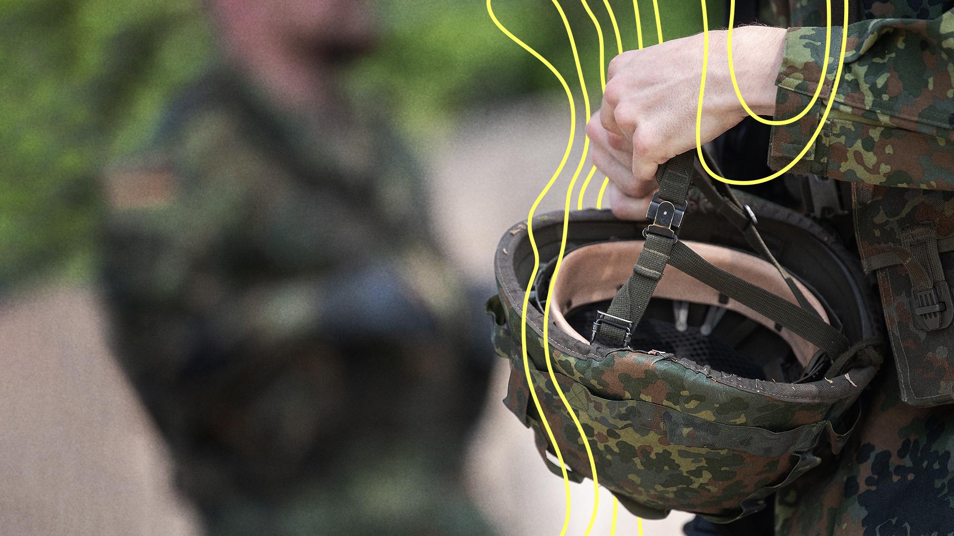 Ein Bundeswehrsoldat hält seinen Helm. | picture alliance / dpa / Sebastian Gollnow