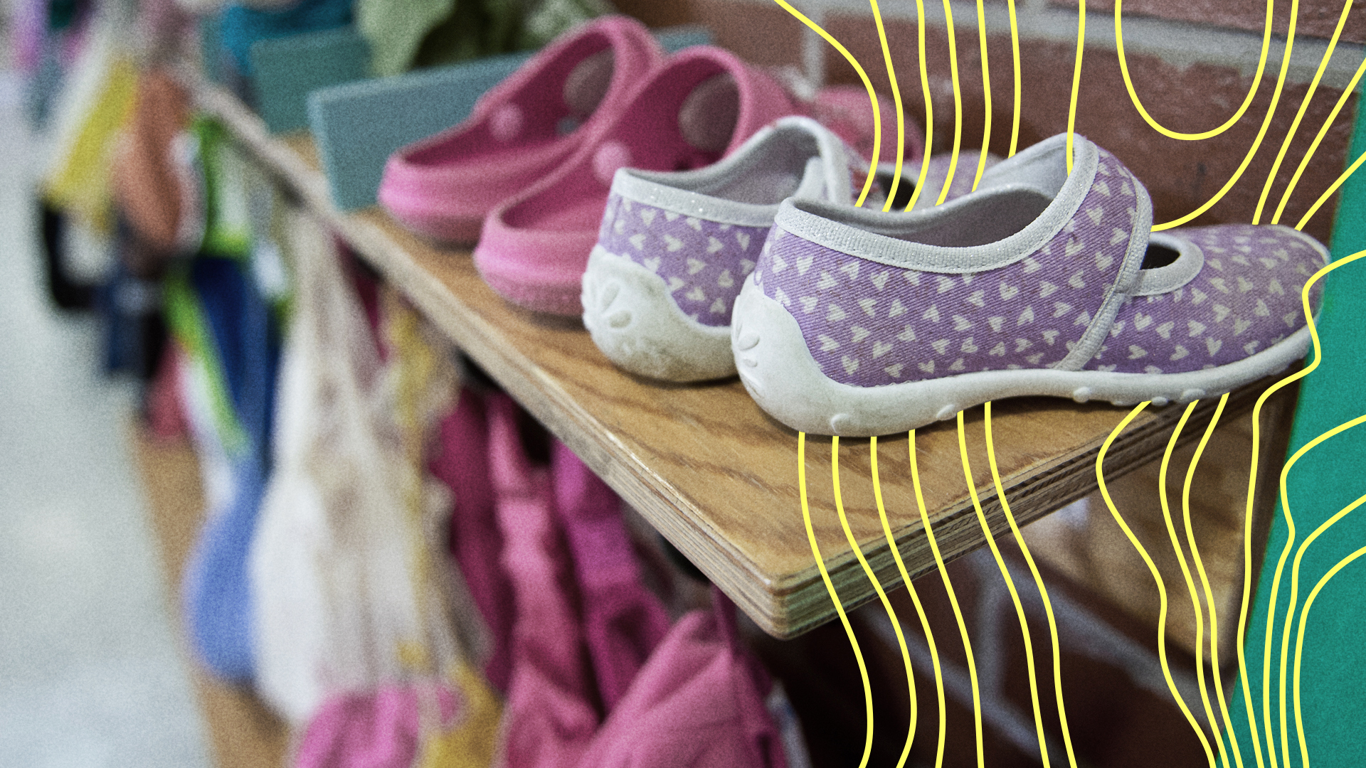 Schuhe und Jacken sind in Stuttgart (Baden-Württemberg) in einer Kindertagesstätte in einem Flur zu sehen. | picture alliance / dpa | Daniel Naupold
