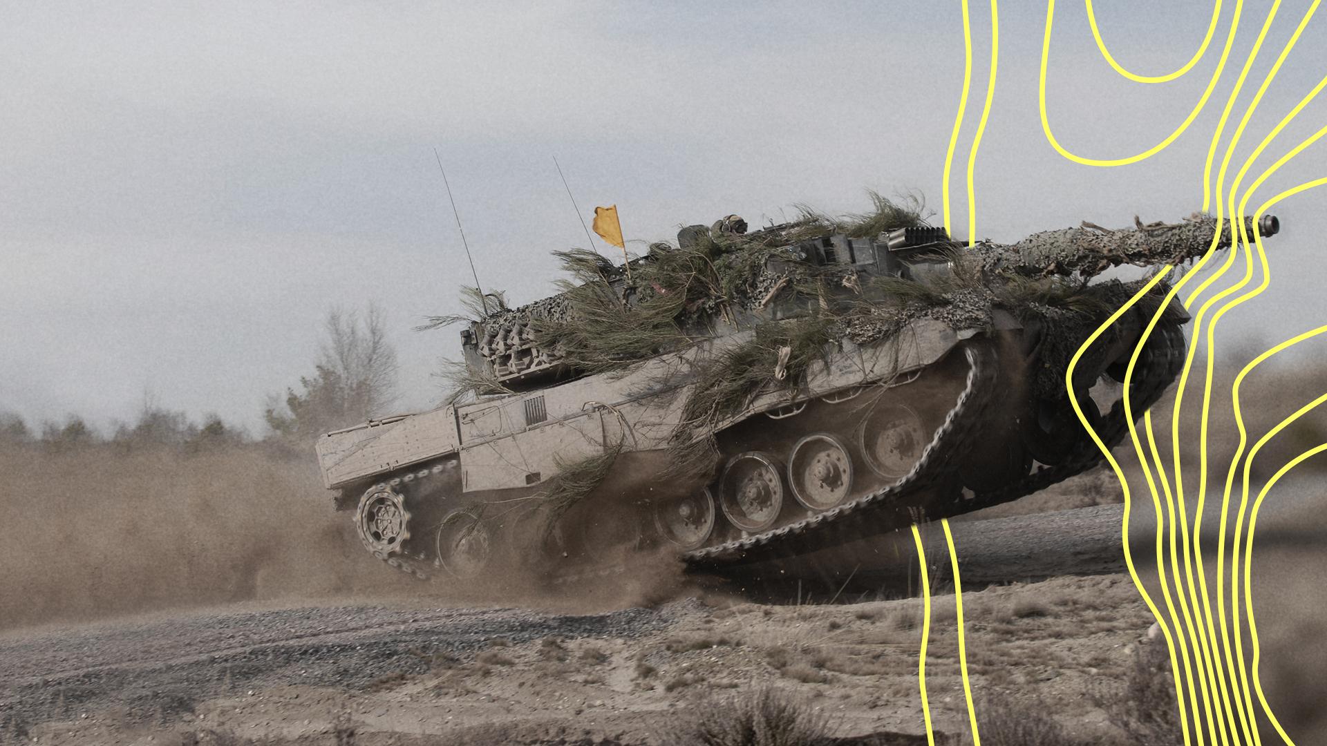 Ein "Leopard"-Panzer fährt im Gelände