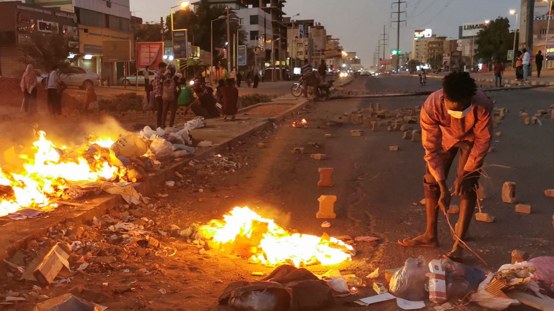 Demonstranten in der sudanesischen Haputstadt Khartum errichten brennende Barikaden | AFP