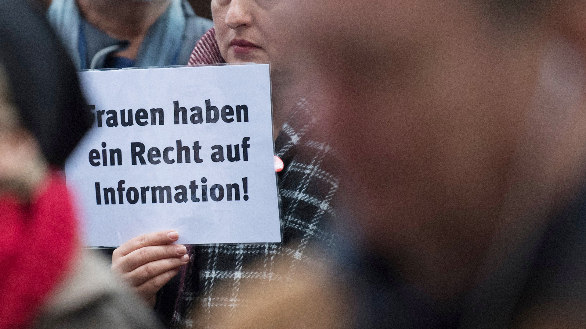 Auf einem Schild steht: "Frauen haben ein Recht auf Information!" | dpa