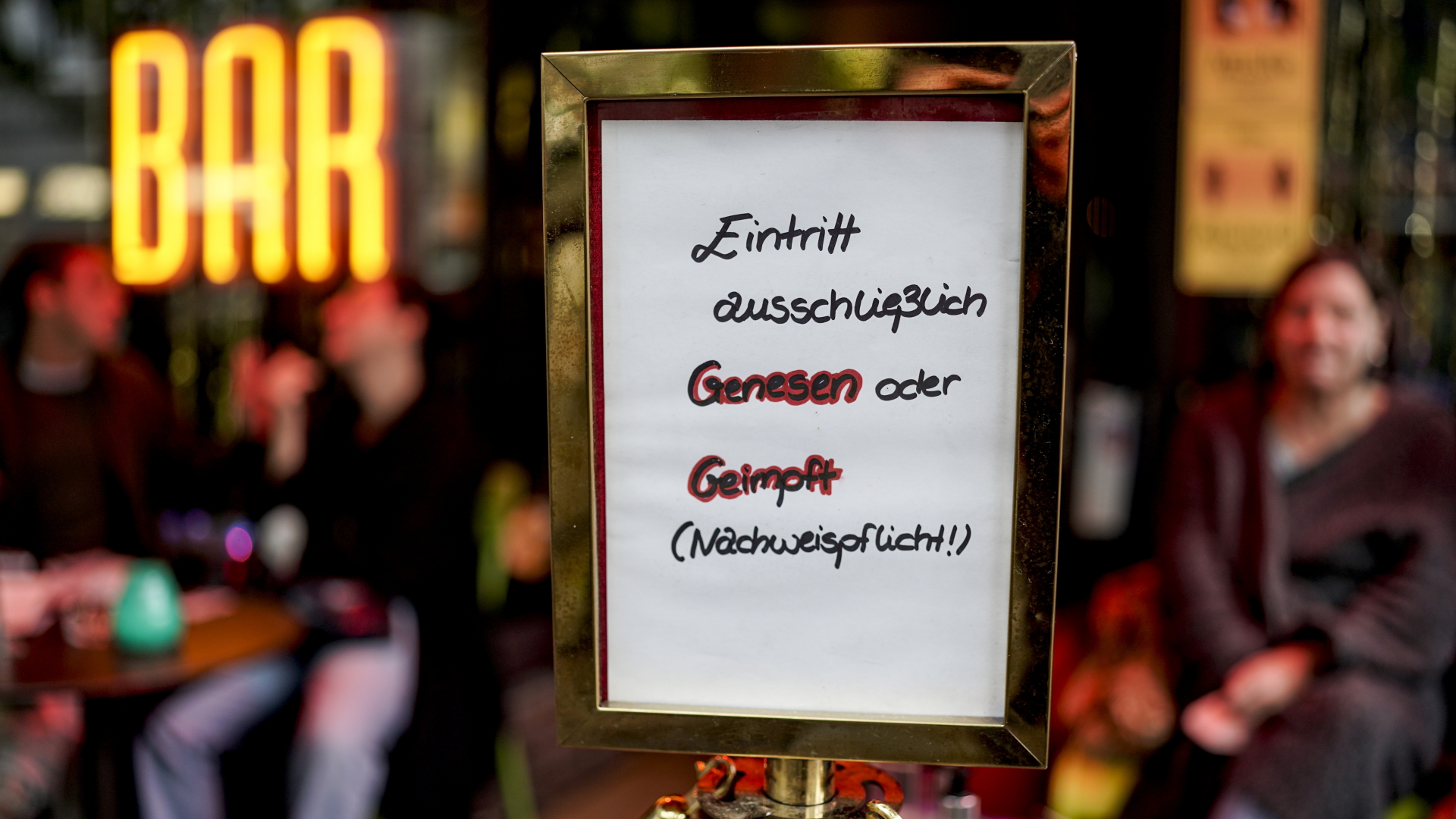 Vor einer Bar in Hamburg steht ein Hinweisschild, welches auf den Einlass nach der 2G-Regel hinweist. 