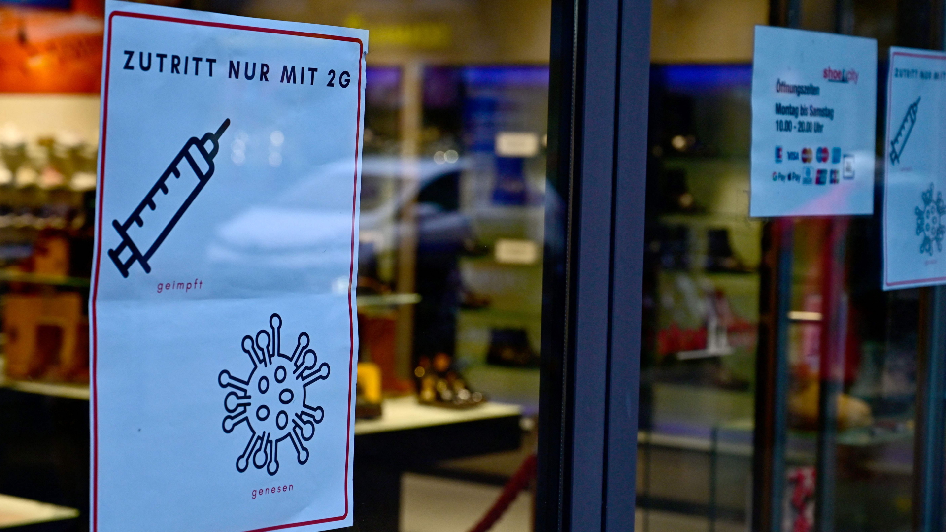 Ein Schild mir 2G-Regel hängt in Berlin | AFP