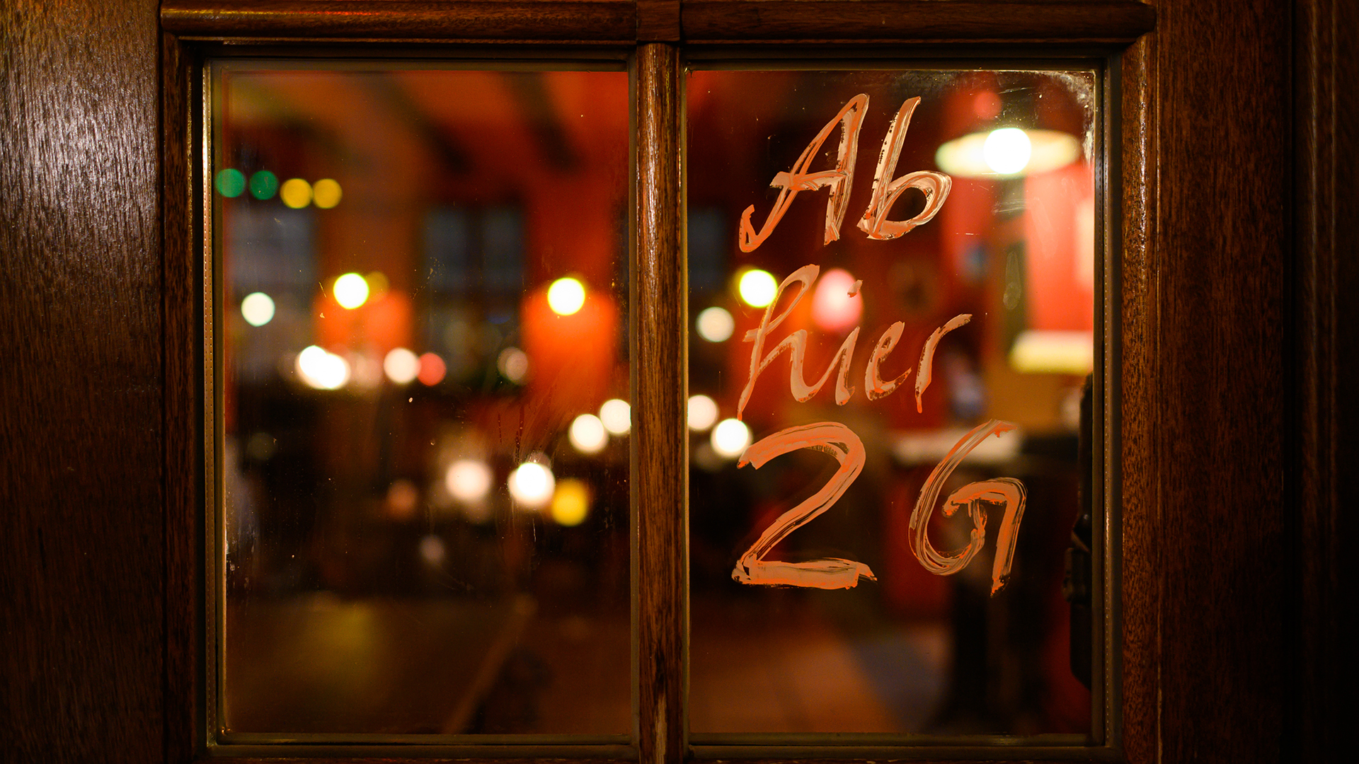 An der Tür eines Restaurants steht "Ab hier 2G" geschrieben. | dpa