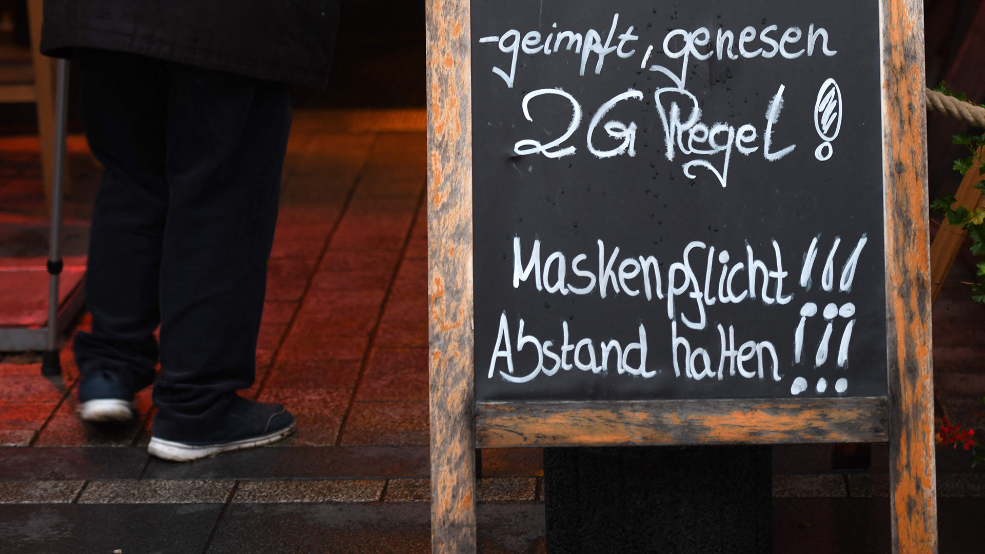 Ein Hinweisschild an einem Restaurant weist auf die 2G-Regel hin. | AFP
