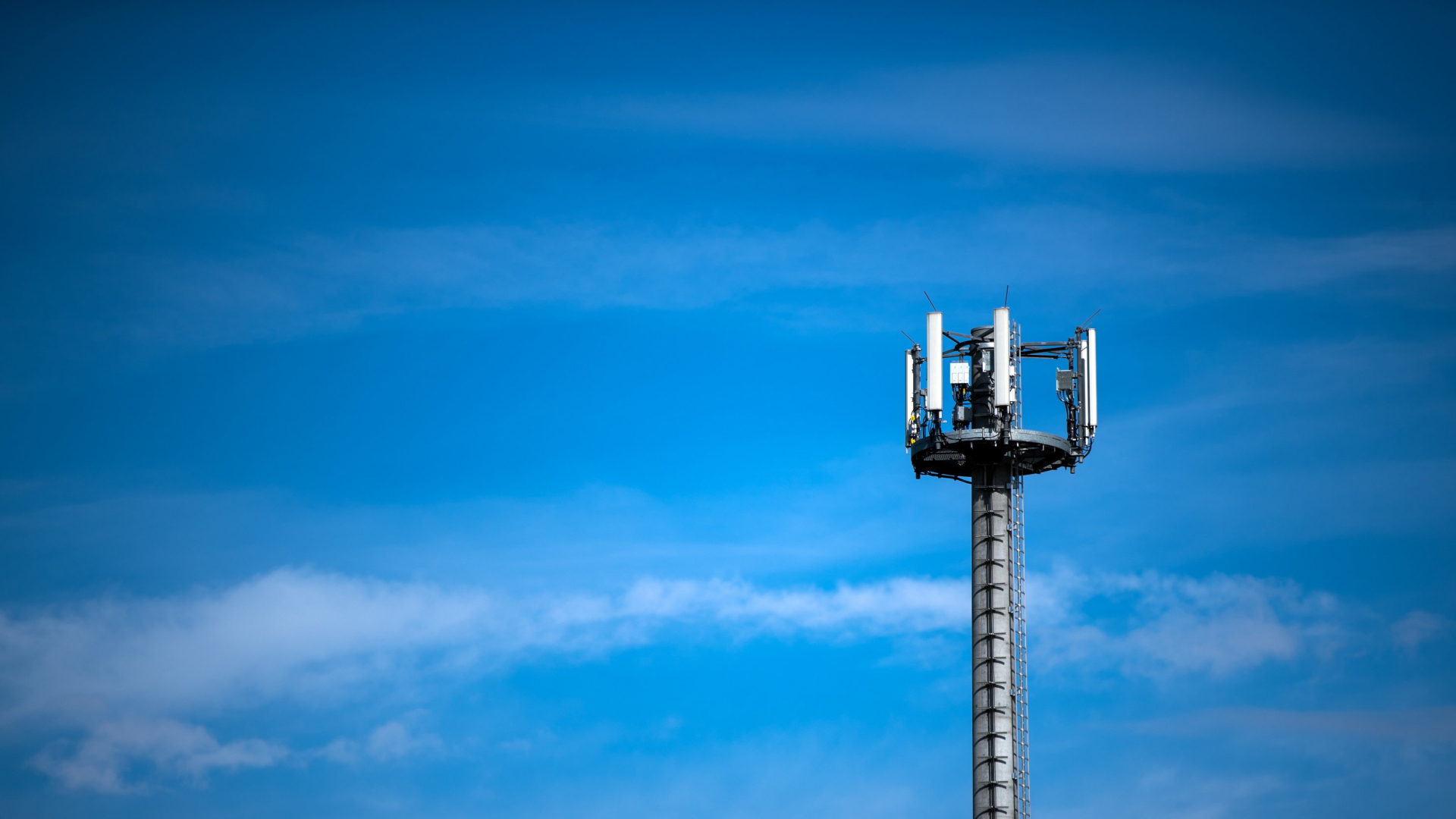 Mast mit verschiedenen Antennen von Mobilfunkanbietern | dpa